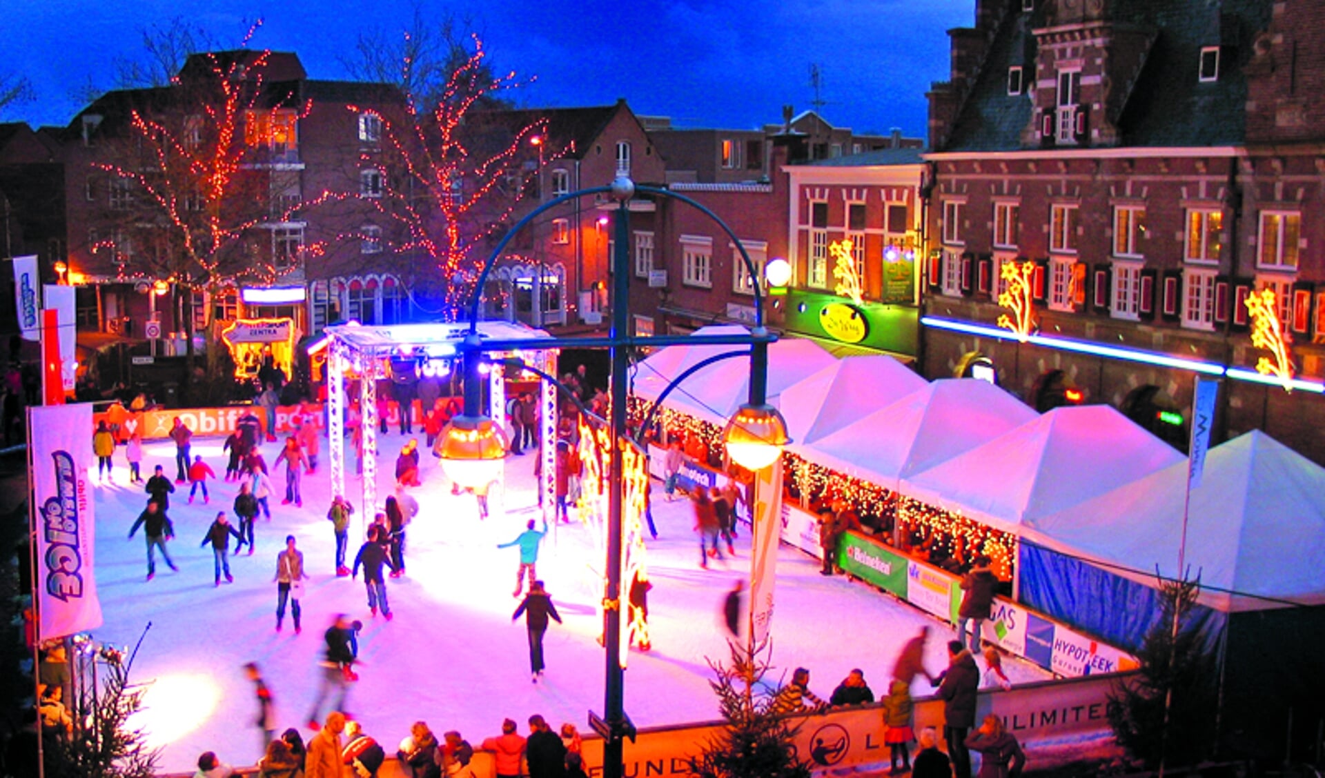 Voorbeeld van een ijsbaan die De IJsmeesters eerder heeft aangelegd in de binnenstad van Almelo. (Foto: aangeleverd)