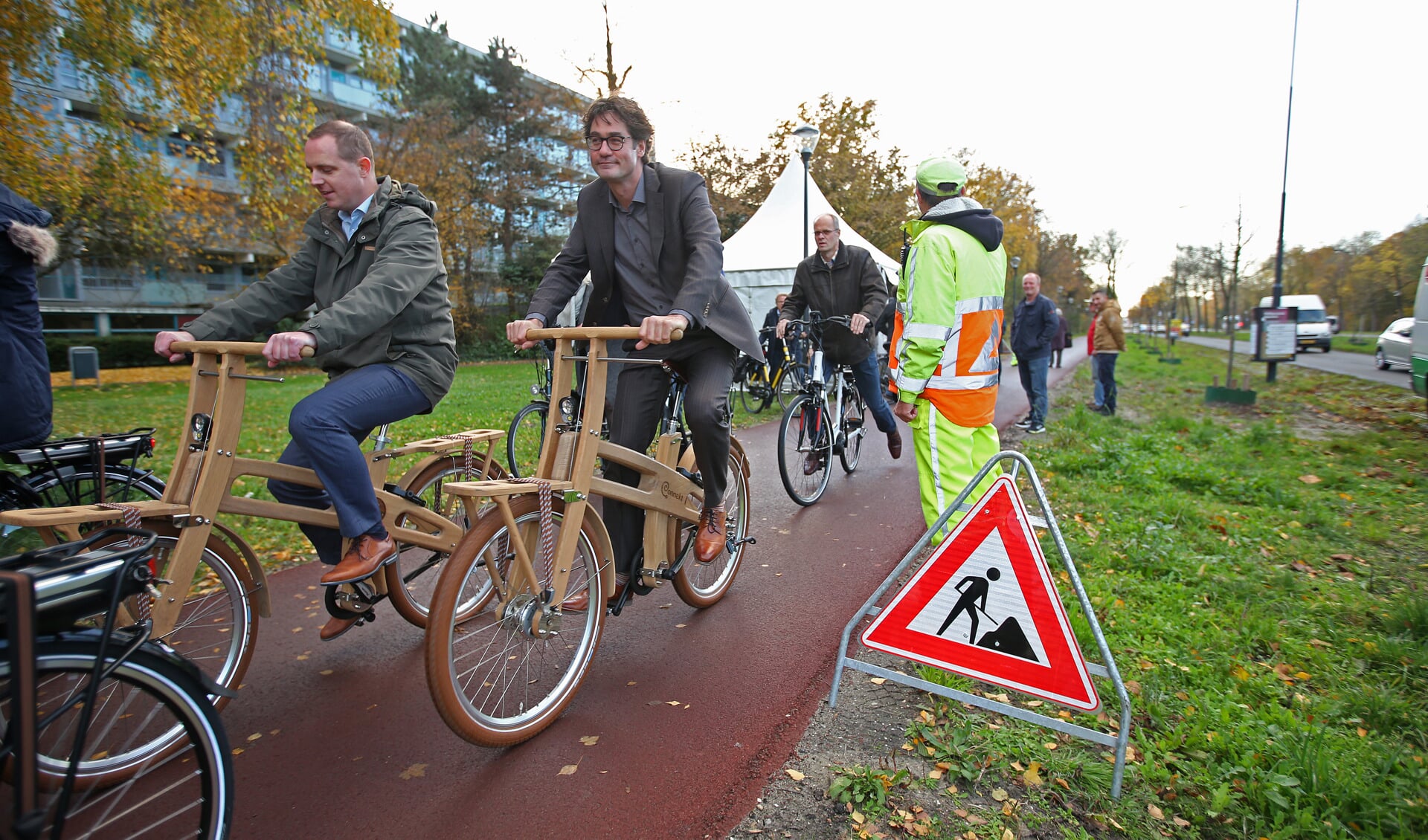 Wethouder Merijn Snoek fietst met aanhang op een duurzame houten fiets op de vernieuwde Europaweg. (Foto: Rowin van Diest)