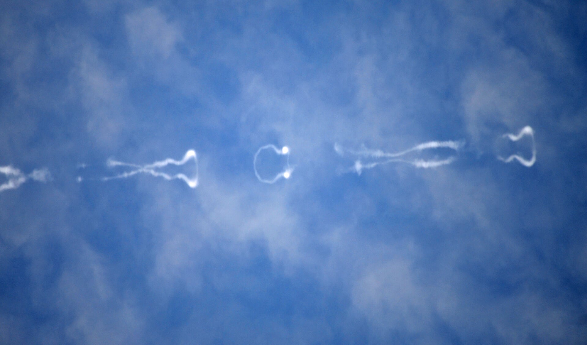 Grappig verschijnsel met vliegtuigstrepen: de wind blaast de contrails tot allerlei verschillen de vormen en symbolen (Foto's: Sjef Kenniphaas). 