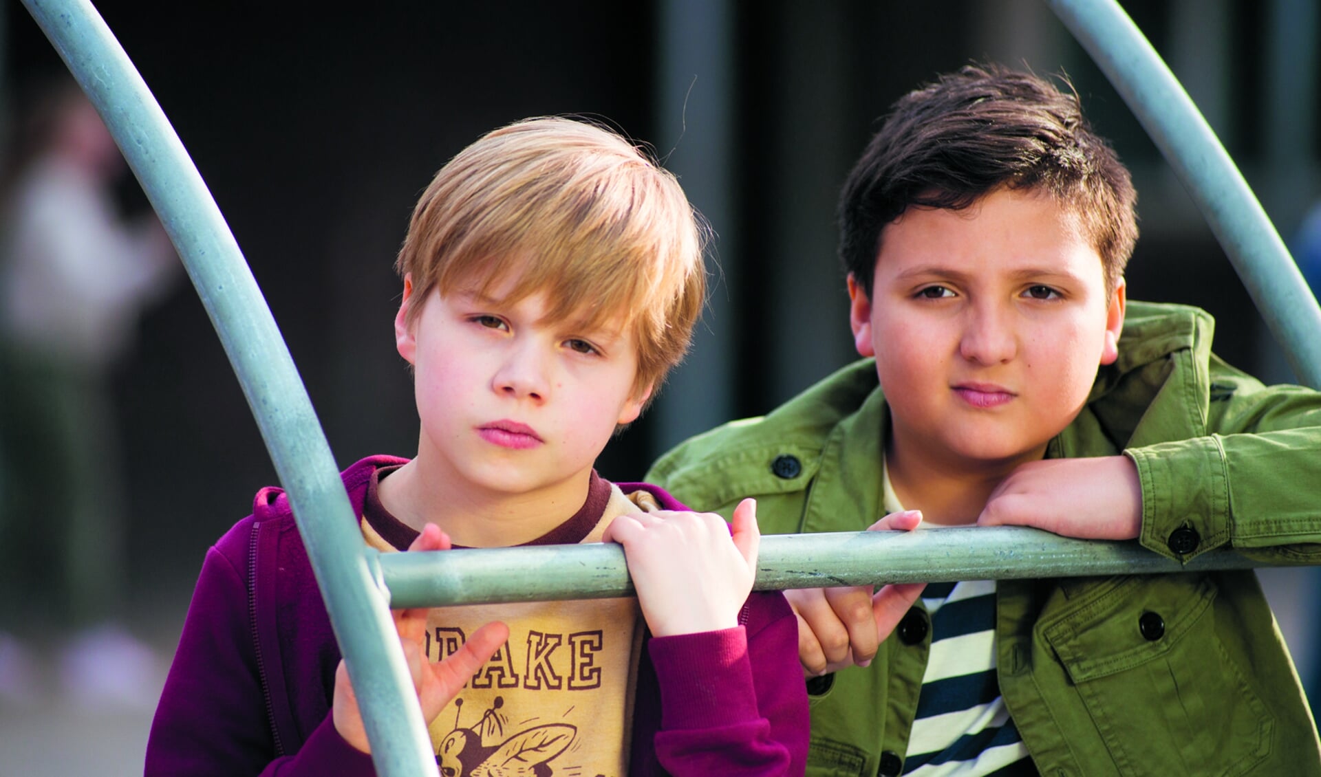 Een scène uit de film Superjuffie, met rechts Jeevan als Mimoun. Links van hem Lucas in de rol van Toby. (FOTO: AANGELEVERD)