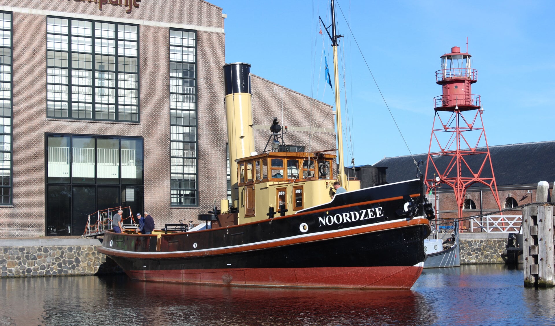 De stoomsleper Noordzee op haar vaste plek voor Theater De Kampanje in Museumhaven Willemsoord in Den Helder. (Foto: Stichting Stoomsleepboot Noordzee)