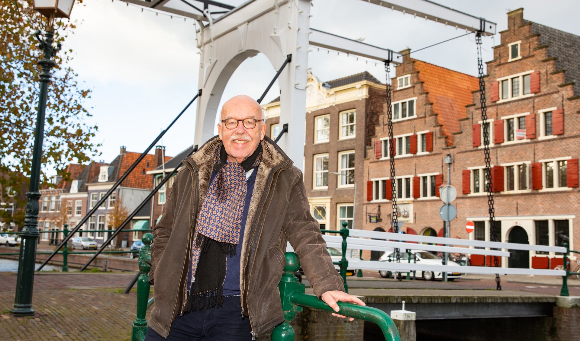 Egbert voor de Pakhuisbrug met op de achtergrond het pand van Vereniging Oud Hoorn aan Onder de Boompjes. "Ik hoop dat de lezers Hoorn net zo leuk vinden als ik." (Foto: Vincent de Vries/RM)