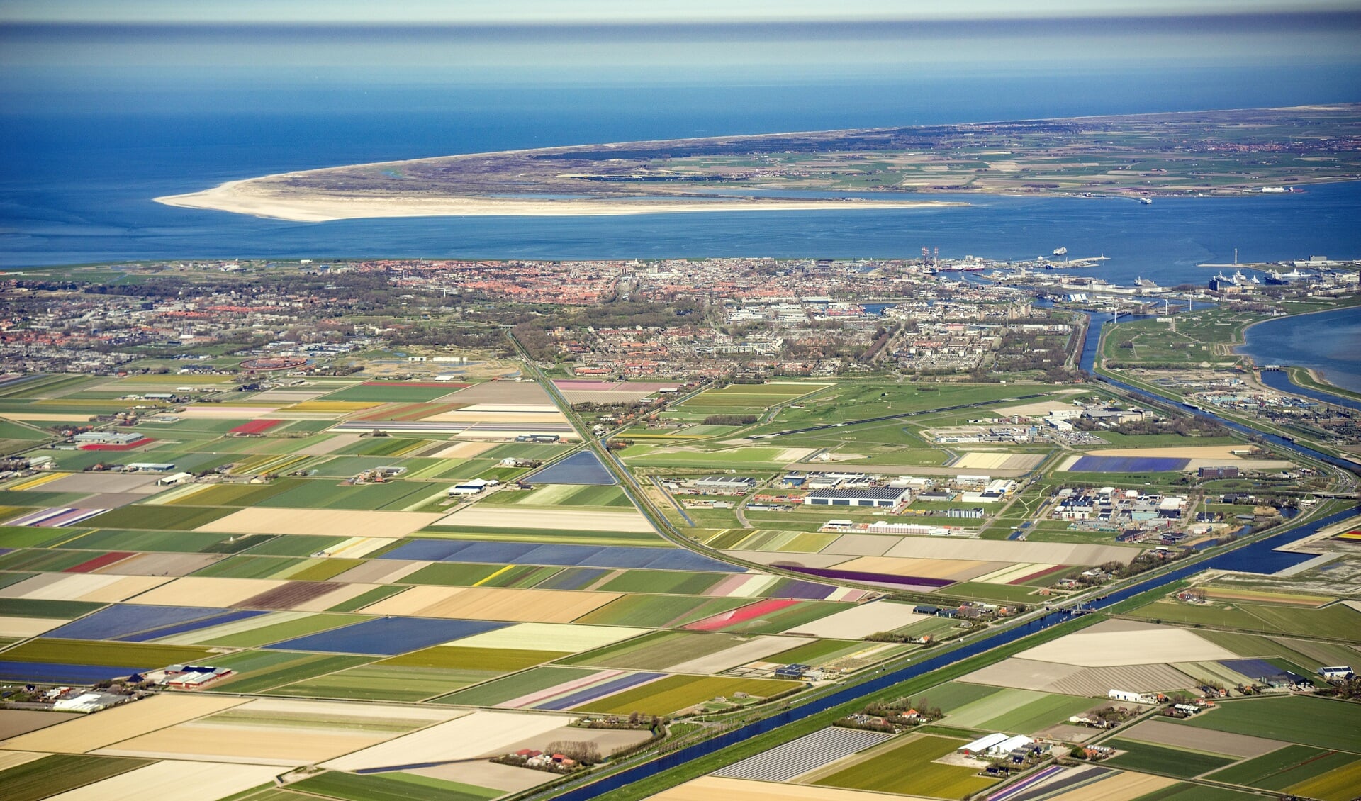 Luchtfoto Den Helder en Texel. (Foto: Peter van Aalst) 