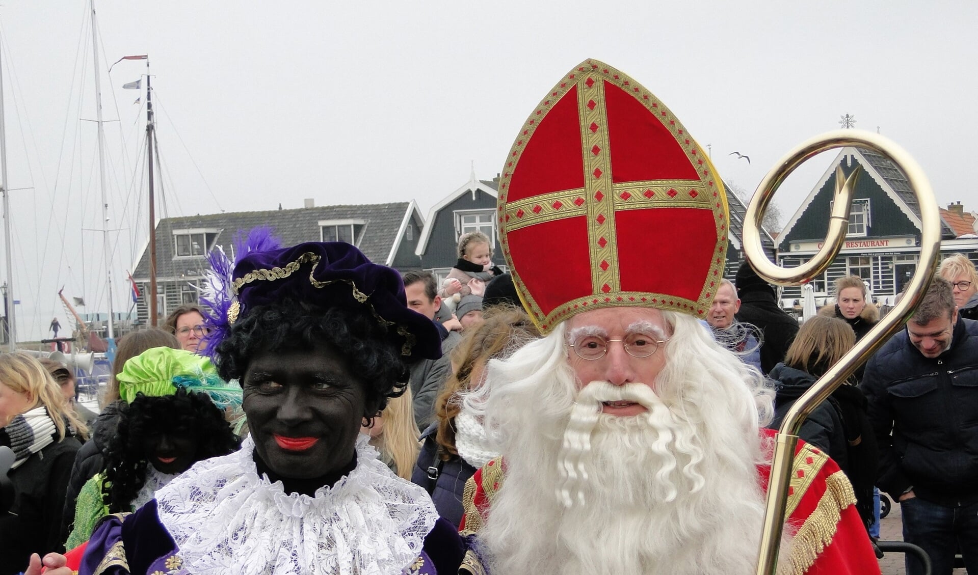 Sinterklaas werd binnengehaald door de burgemeester. (Foto: Pep) 