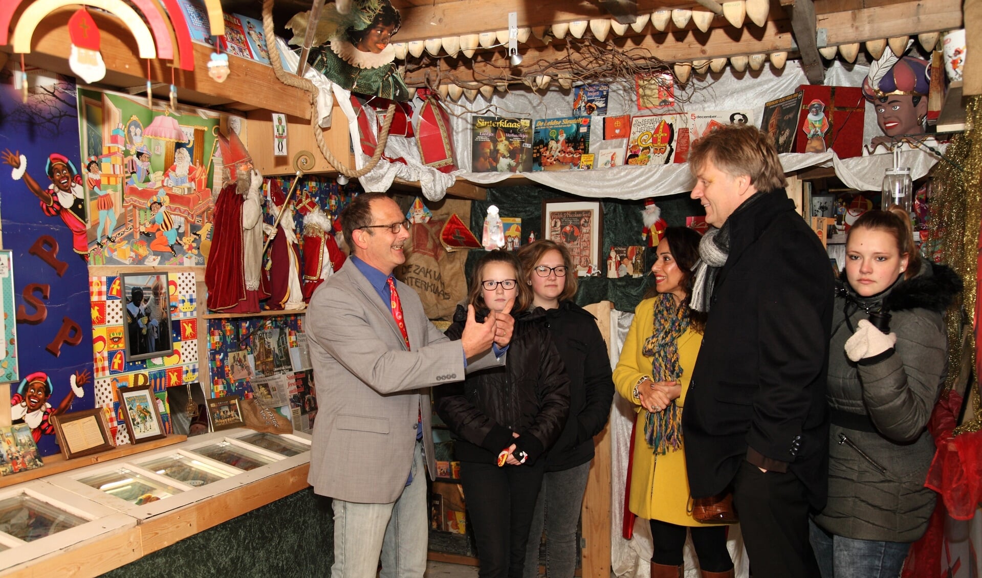 Markjan geeft rondleiding aan Burgemeester Hamming en zijn vrouw Roya in het Sinterklaasmuseum. (Foto: Mahmoud Abbas) 