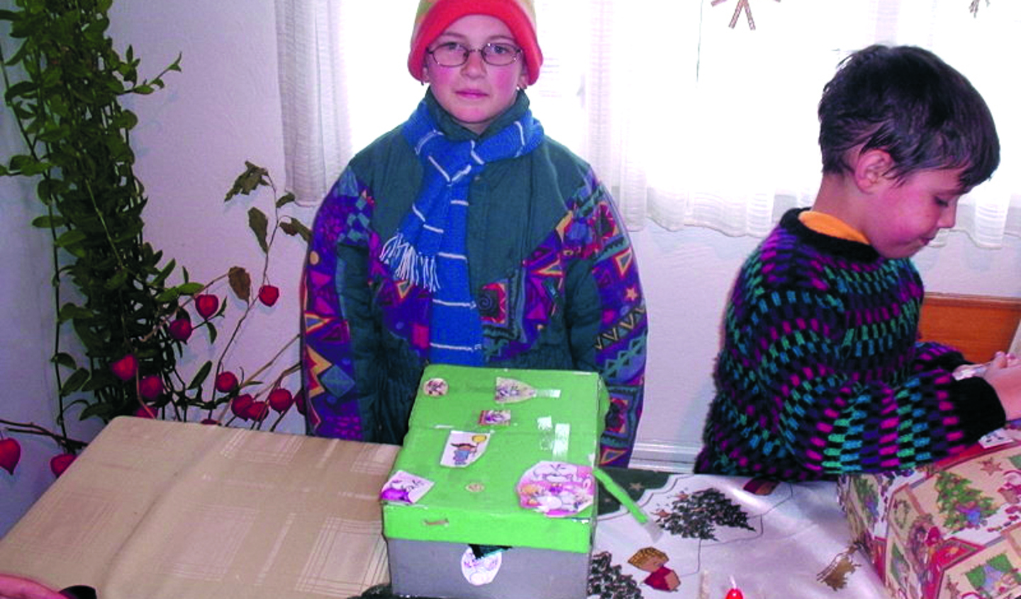 De kinderen in Roemenïe worden wederom verblijd met leuke cadeautjes in schoenendozen. (Foto's: aangeleverd)
