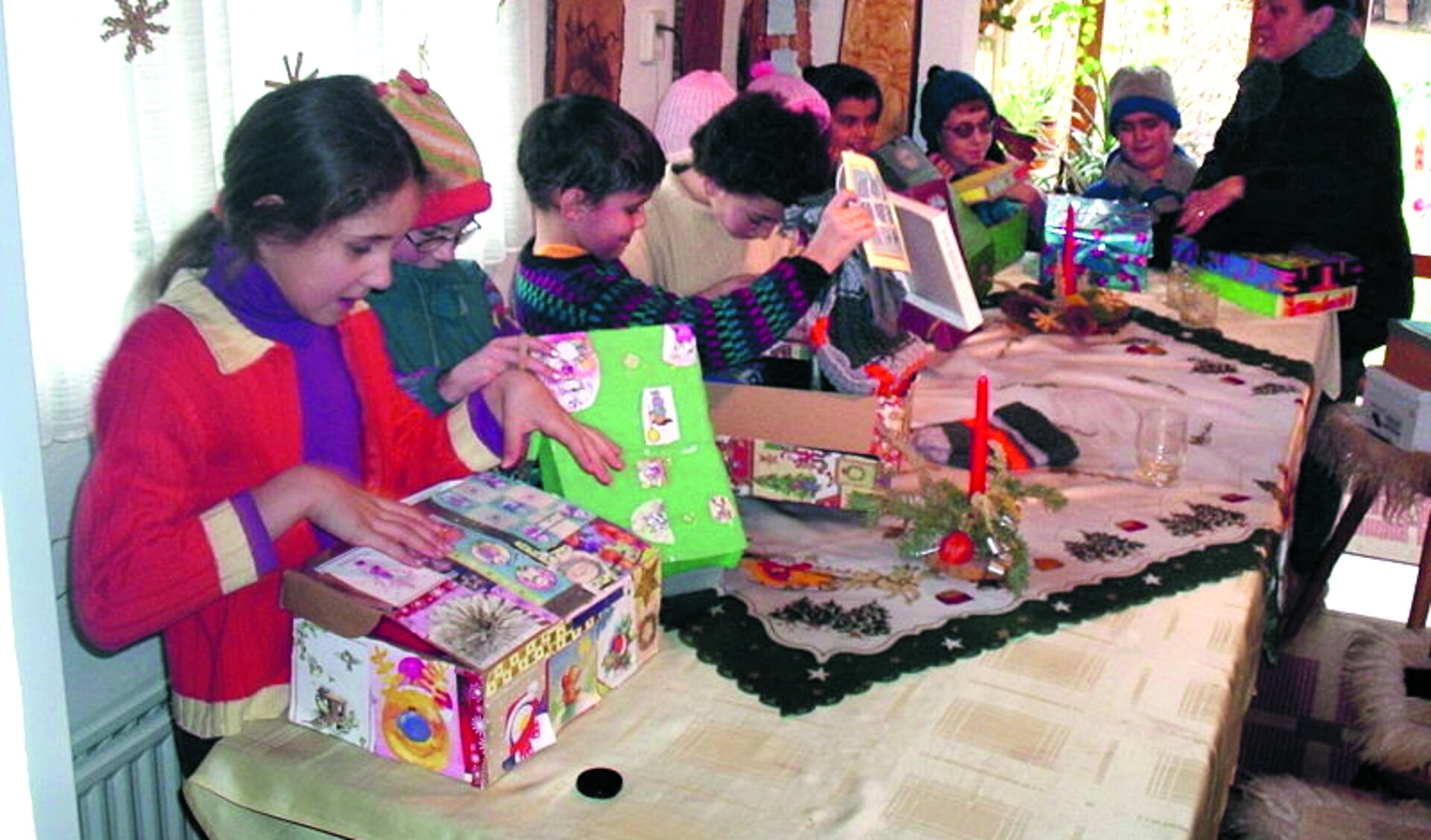 De kinderen in Roemenïe worden wederom verblijd met leuke cadeautjes in schoenendozen. (Foto's: aangeleverd)