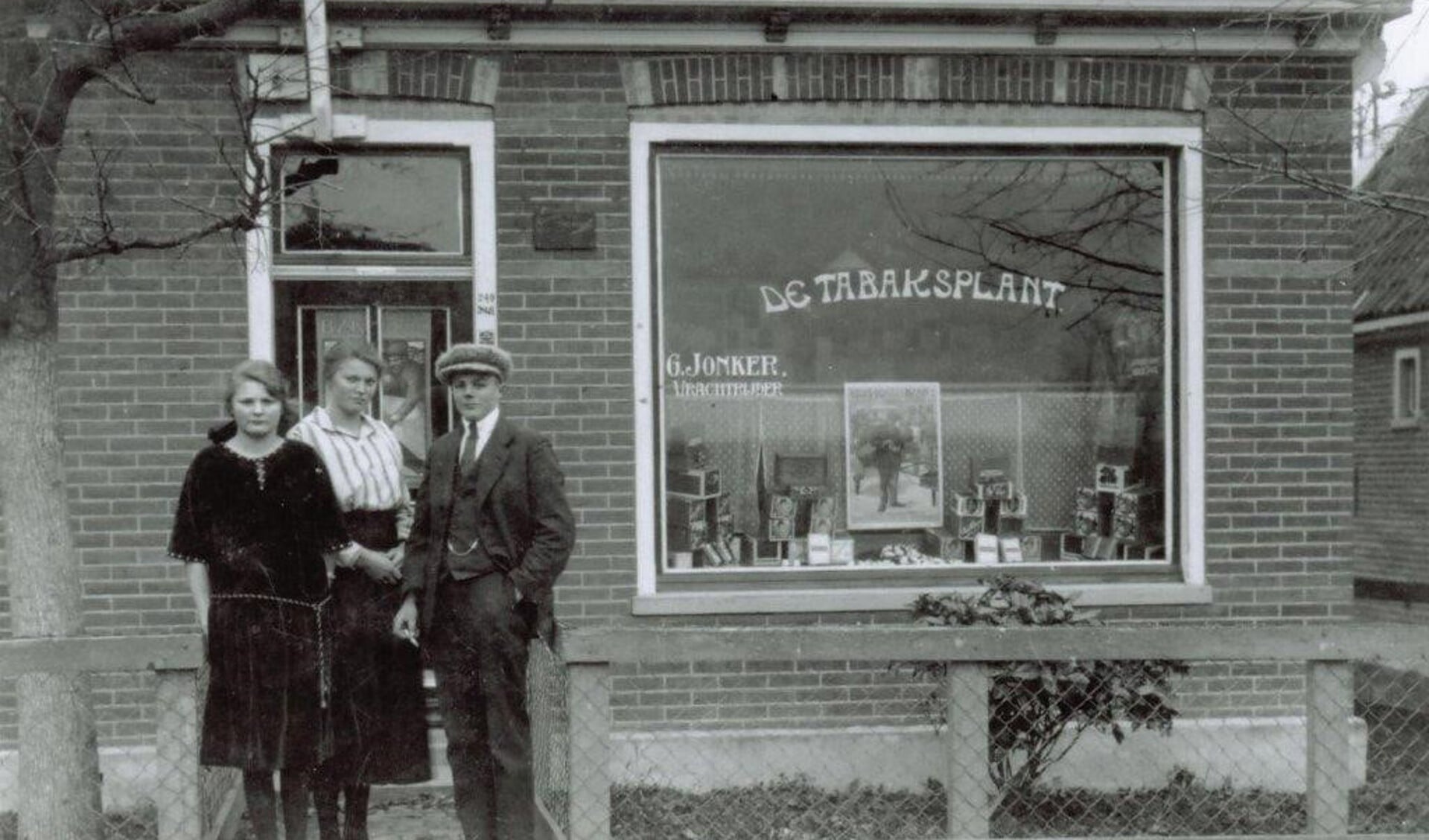 Gert Jonker begon omstreeks 1916 op Bovenweg154 een tabaks- en sigarenwinkeltje en een transportbedrijf. Zijn zoon Jan nam het transportbedrijf over en breidde dit uit tot Transportbedrijf J. Jonker en zonen. In de jaren ’60 begon Piet Heemskerk hier snackbar , Het Haantje'. (Foto: Historisch