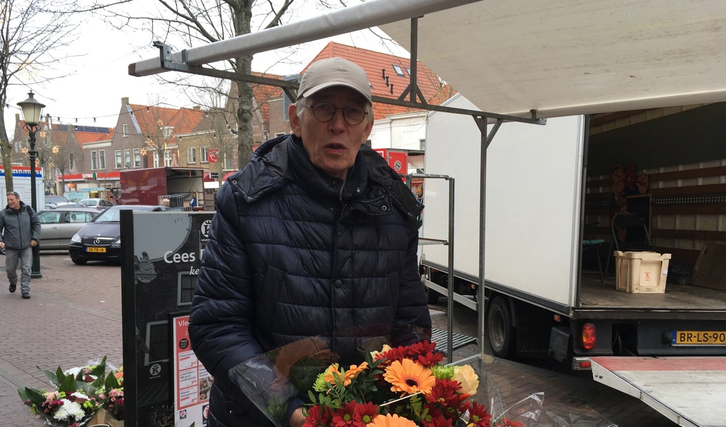 Bloemenverkoper Henk Nederpelt is joviaal voor zijn klanten en zorgt dat ze met een mooie en heerlijke ruiker naar huis gaan. (Foto: aangeleverd) 