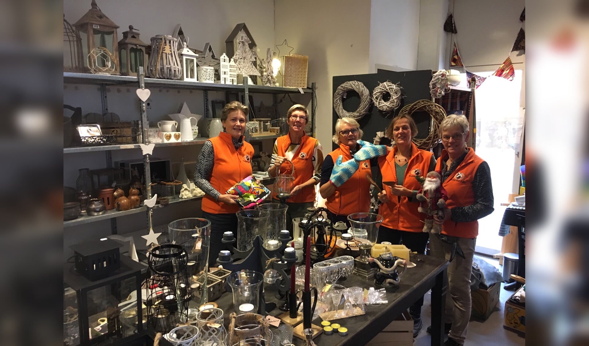 Vrijwilligers van de stichting Bake for Life zetten, middels verkoop van een grote diversiteit aan producten, zich in om kansarmen een toekomst te bieden. (Foto: aangeleverd)