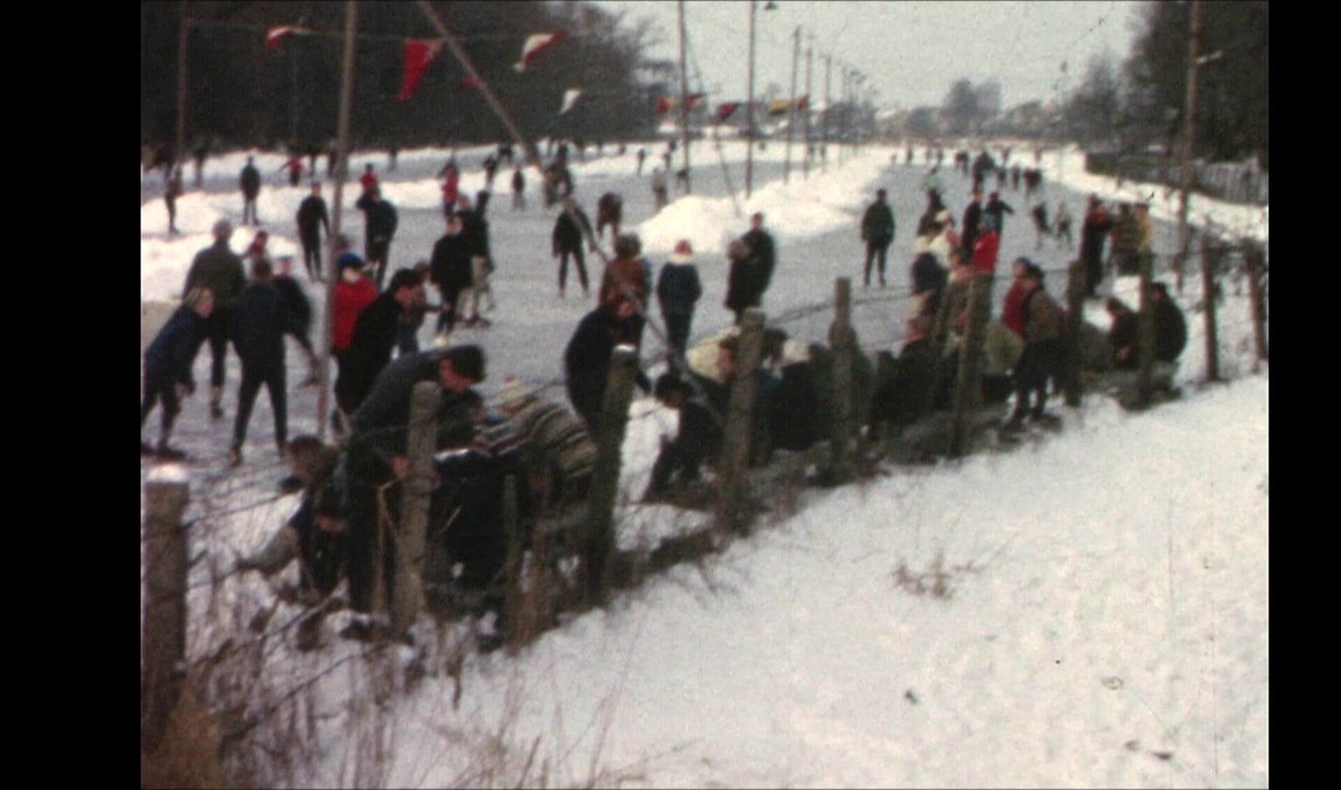 Still uit de 8mm film van de IJsbaan aan de Leeuwarderweg januari 1963. (Foto: aangeleverd) 