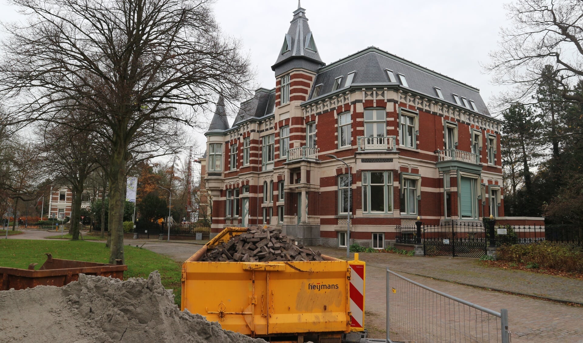 Het Floraplein wordt opgeknapt met oude en nieuwe stenen en daar is niet iedereen het mee eens. (Foto: Christa Warmerdam) 