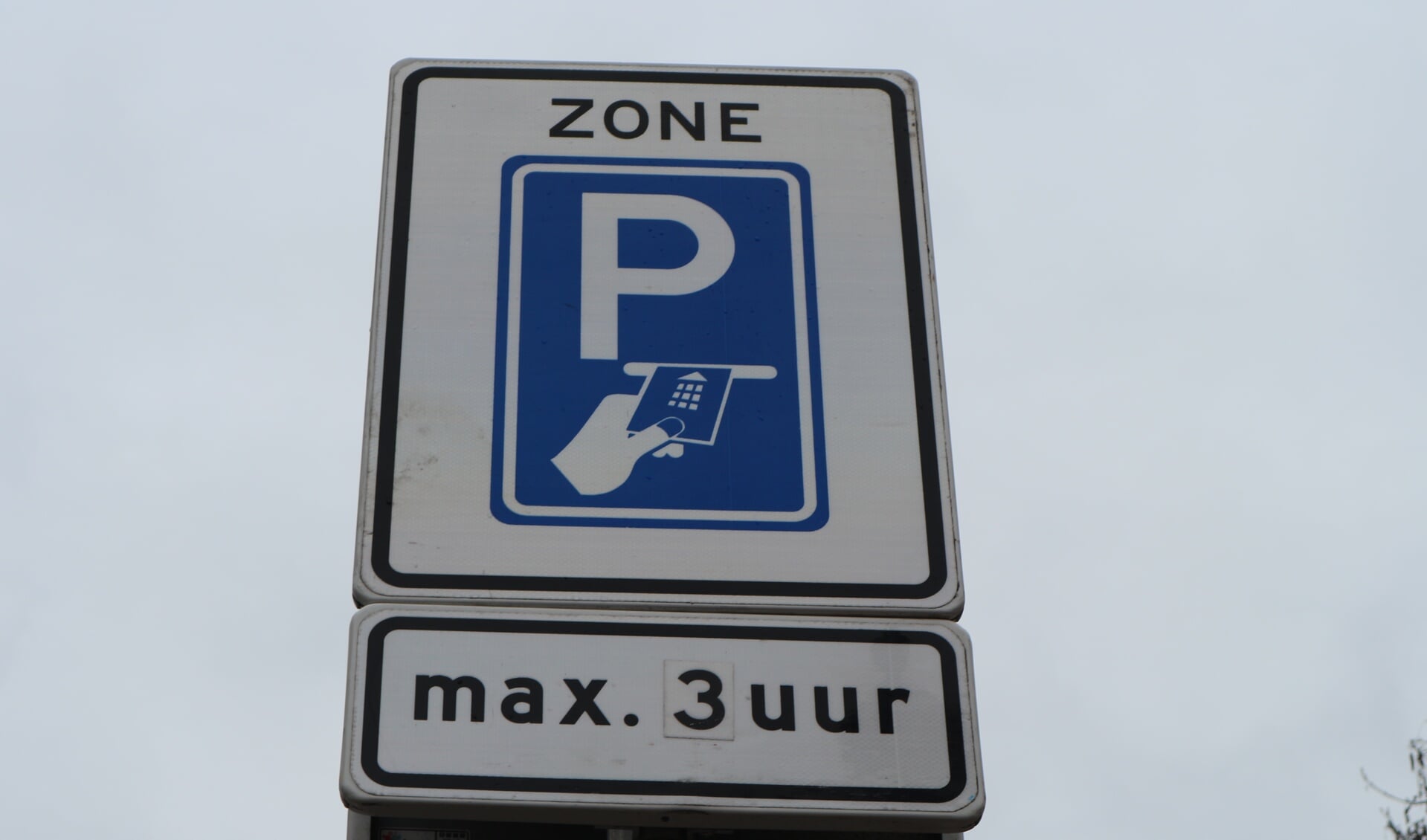 Opluchting voor ondernemers want busjes die hoger dan 2,40 meter mogen nog even gebruik maken van de parkeervergunning. ( Foto: Christa Warmerdam) 