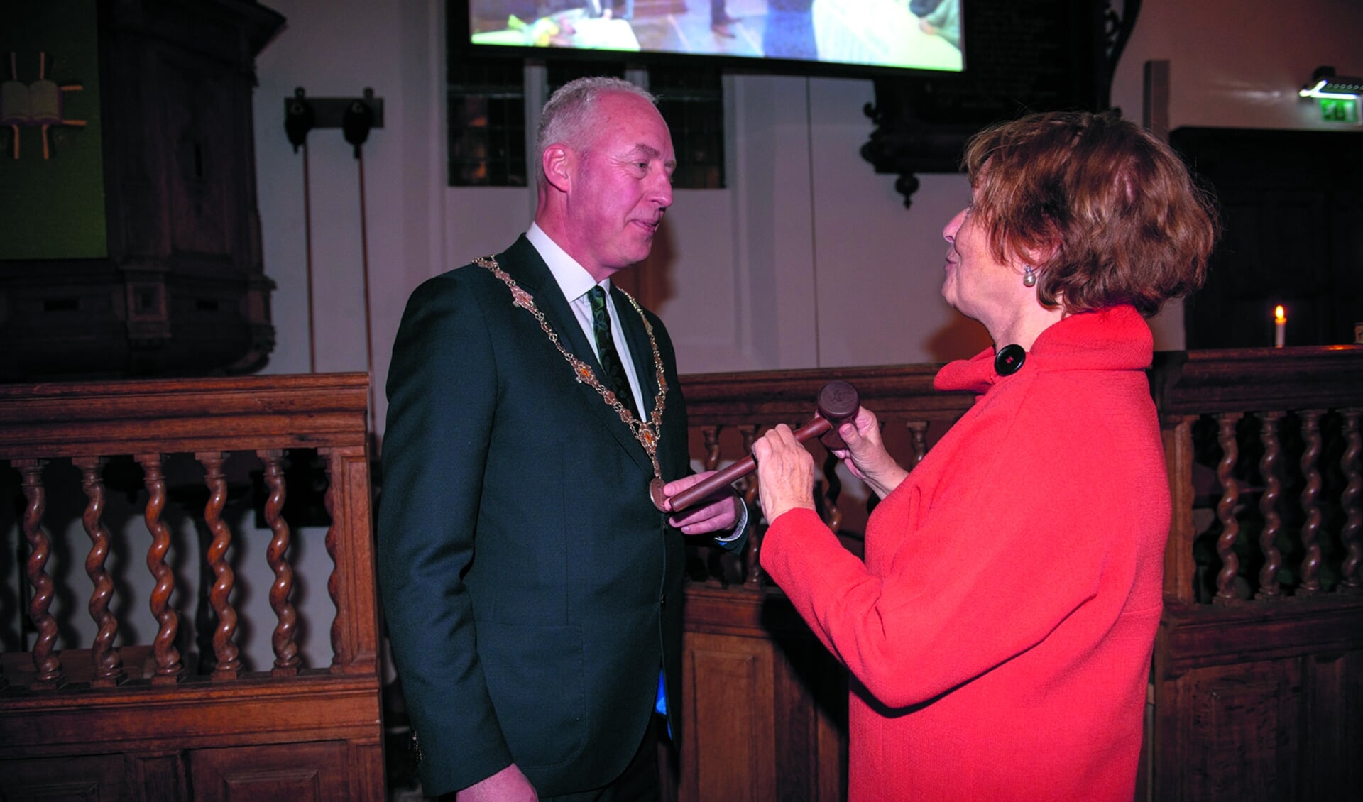 Waarnemend burgemeester Albertine van Vliet-Kuiper geeft het stokje over aan Eduard van Zuijlen. (Foto: Annemarie Wolkers)