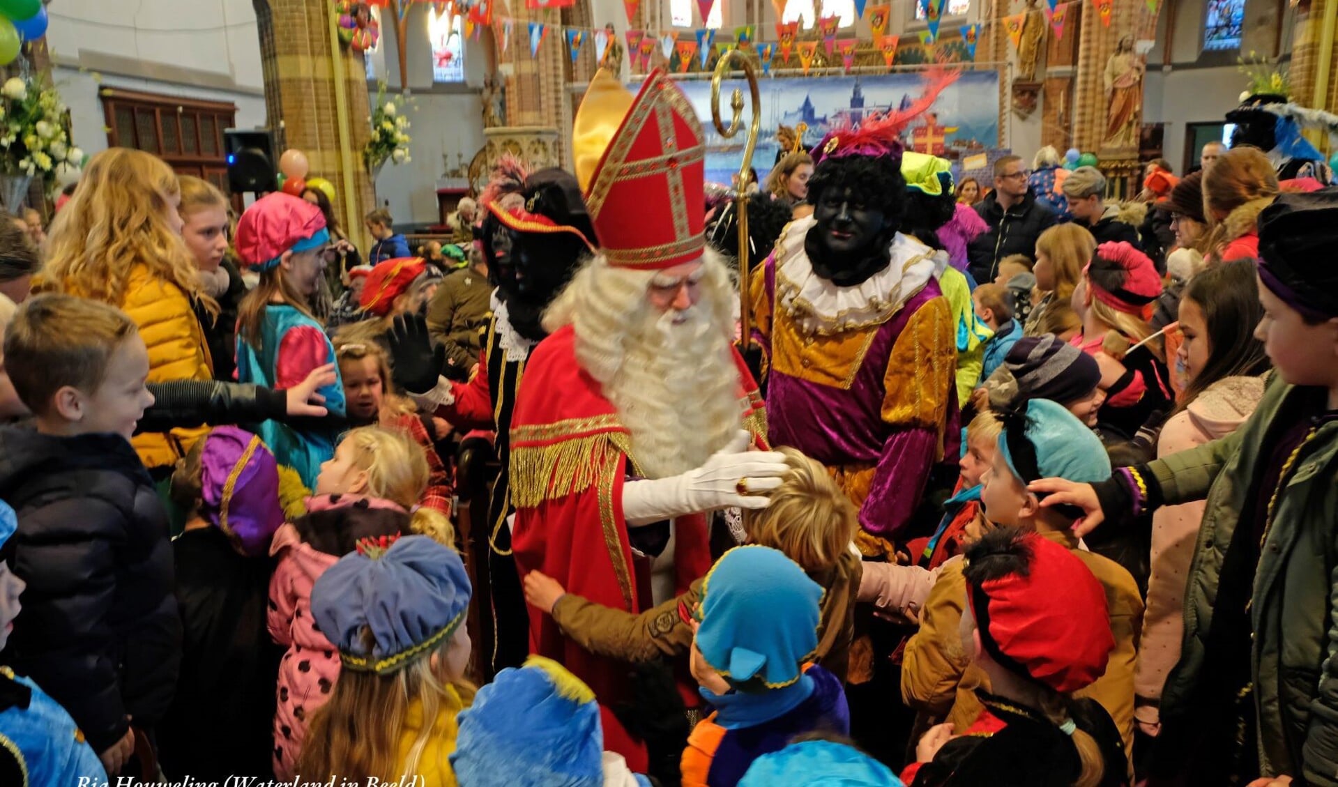 Traditiegetrouw wordt Sinterklaas uitgezwaaid vanuit Monnickendam. (Foto: Ria Houweling-Bouwman)