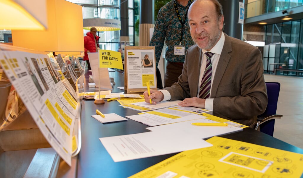 Burgemeester Bert Blase draagt zijn steentje bij voor de mensenrechten. (Foto: Vincent de Vries/ Rodi Media)