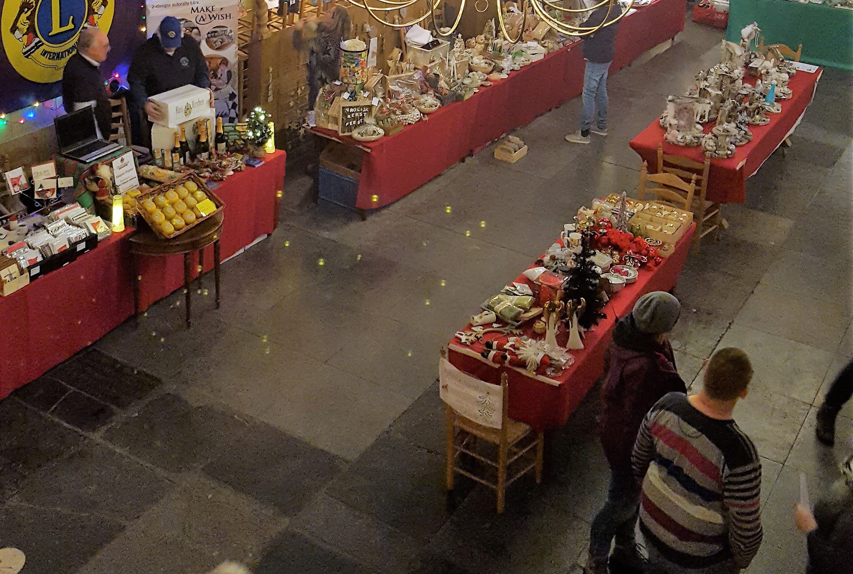 In de protestantse kerk staan 14 december diverse kramen opgesteld met allerlei zelfgemaakte producten. (Foto: aangeleverd)