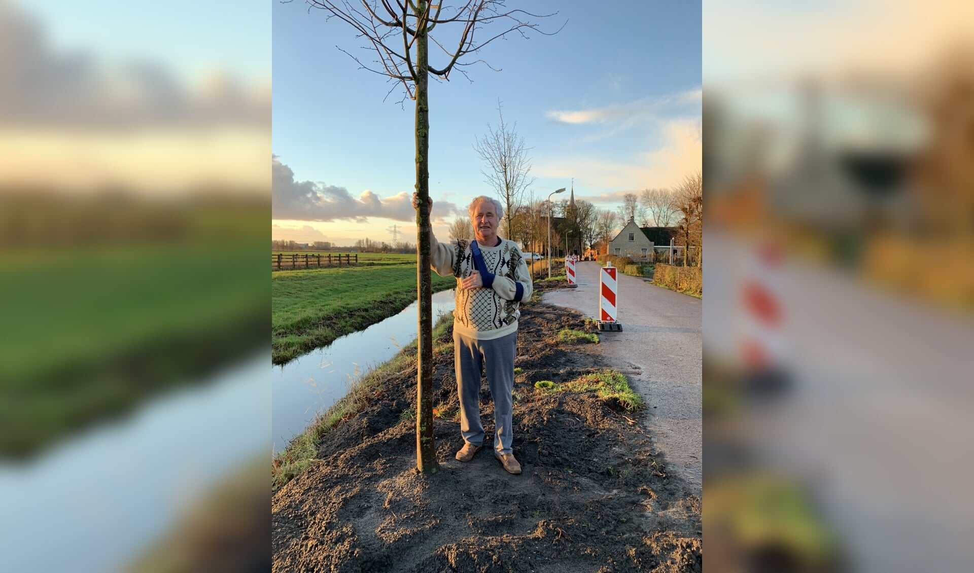 Jan Wouda bij een pas geplante lindeboom. (Foto: Yvette van der Does/Rodi Media)