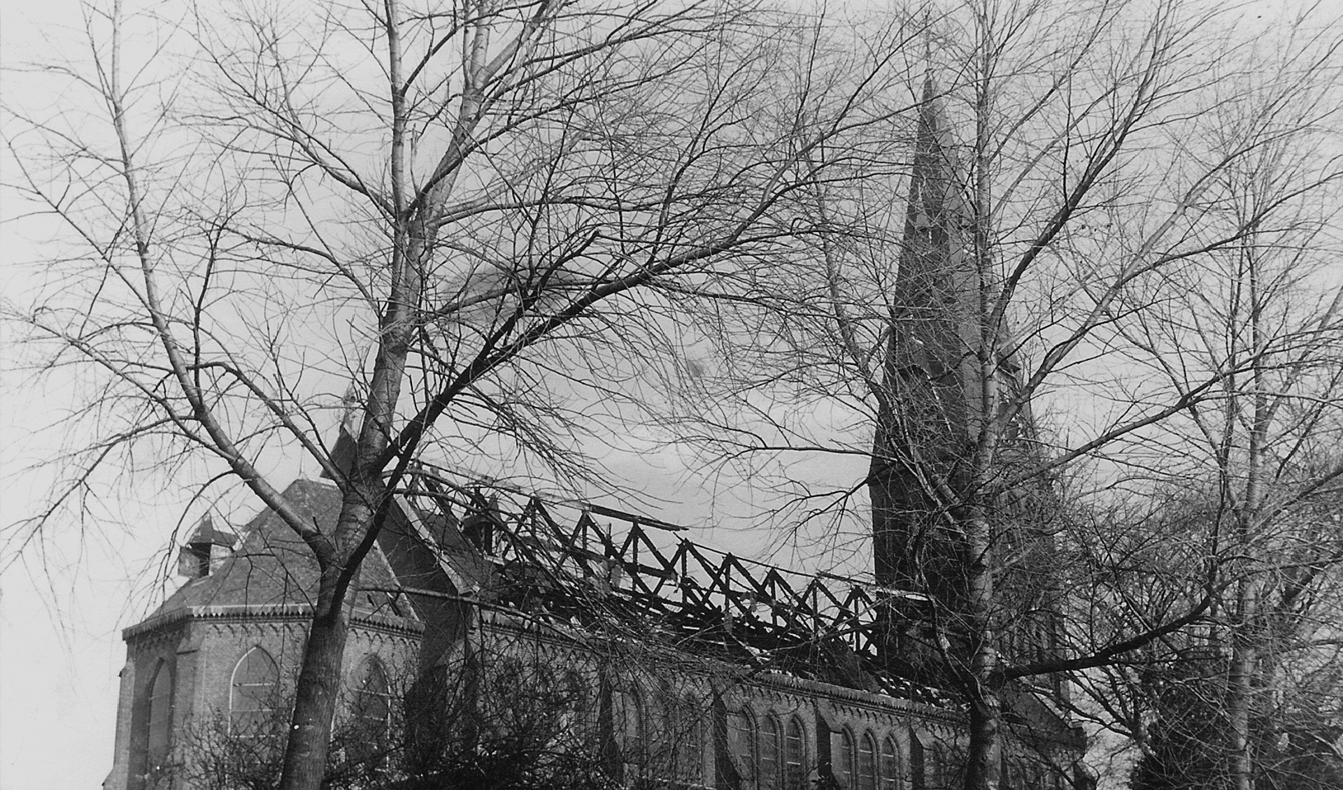 De grote brand van de St. Lambertuskerk in 1963 is te lezen in het zesde boekje van Historisch De Weere. (Foto: aangeleverd)