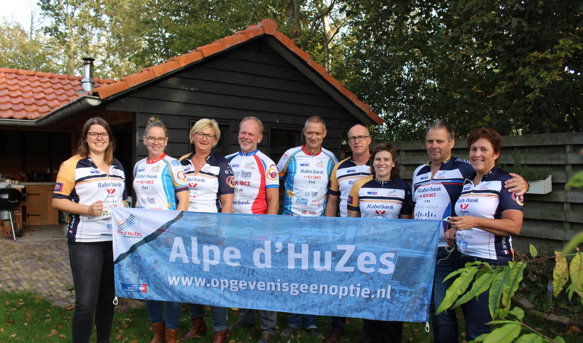 V.l.n.r.: Brenda Veldhuis, Kirsten Jenema, Karline Laan, Ab Jenema, Peter Boutkan, Cees Laan, Eline Flokstra, Ben Veldhuis en Jacolien Veldhuis. (Foto: aangeleverd)