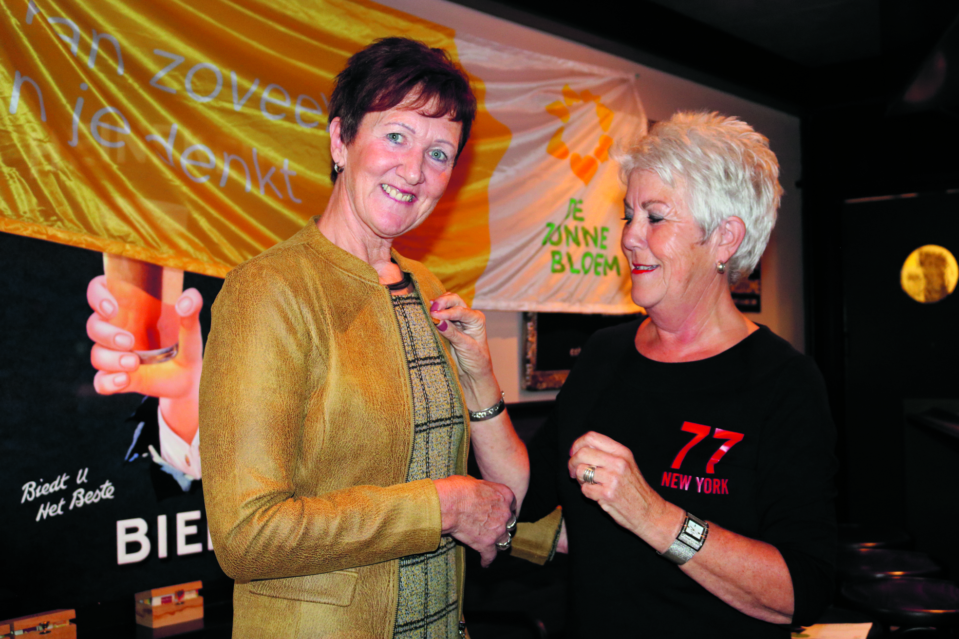 Jubilaris Elly Bakker en voorzitter Alie Oosterkamp. (Foto: Nancy Holderbeke)