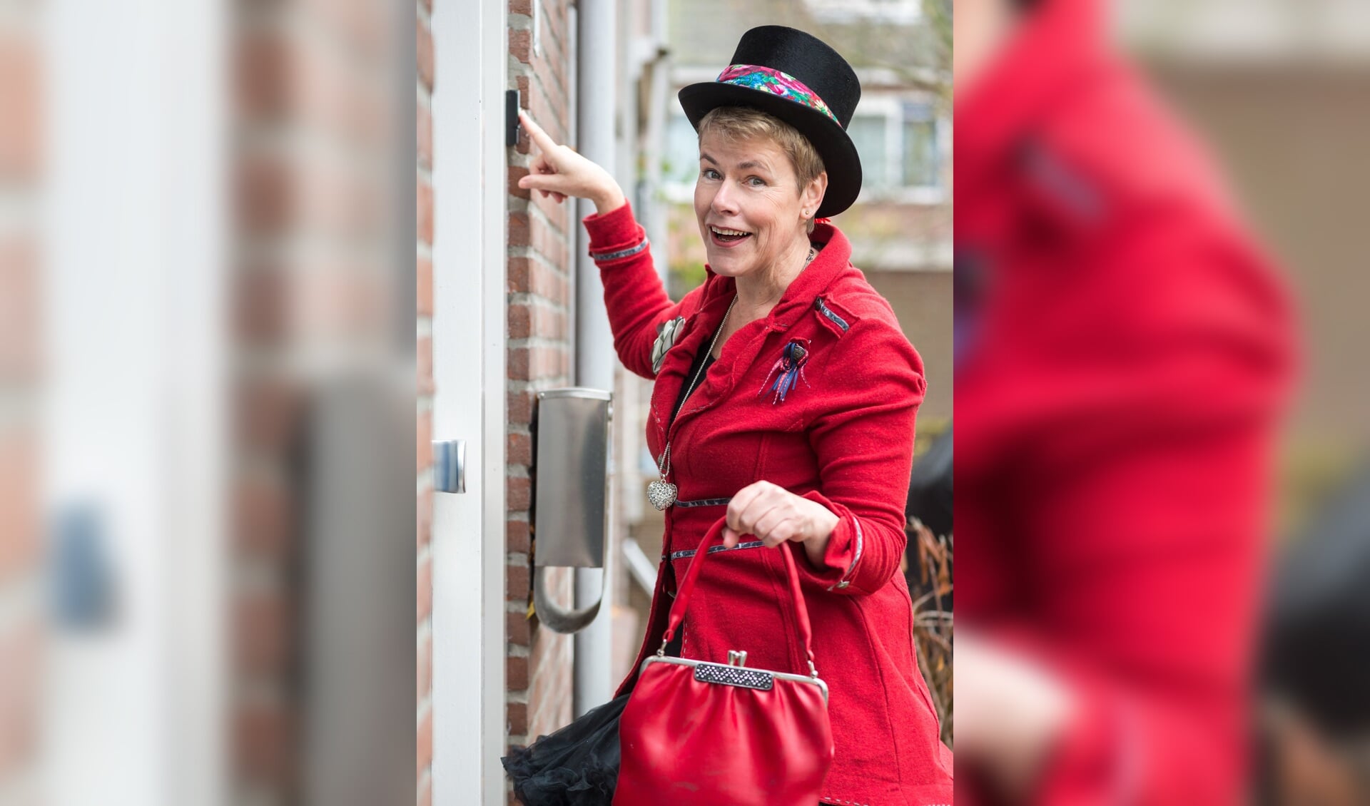 Pauline op ten  BergTeunissen in haar outfit die ze draagt tijdens haar complimentenservice aan huis. (Foto: Piet Blaauw)