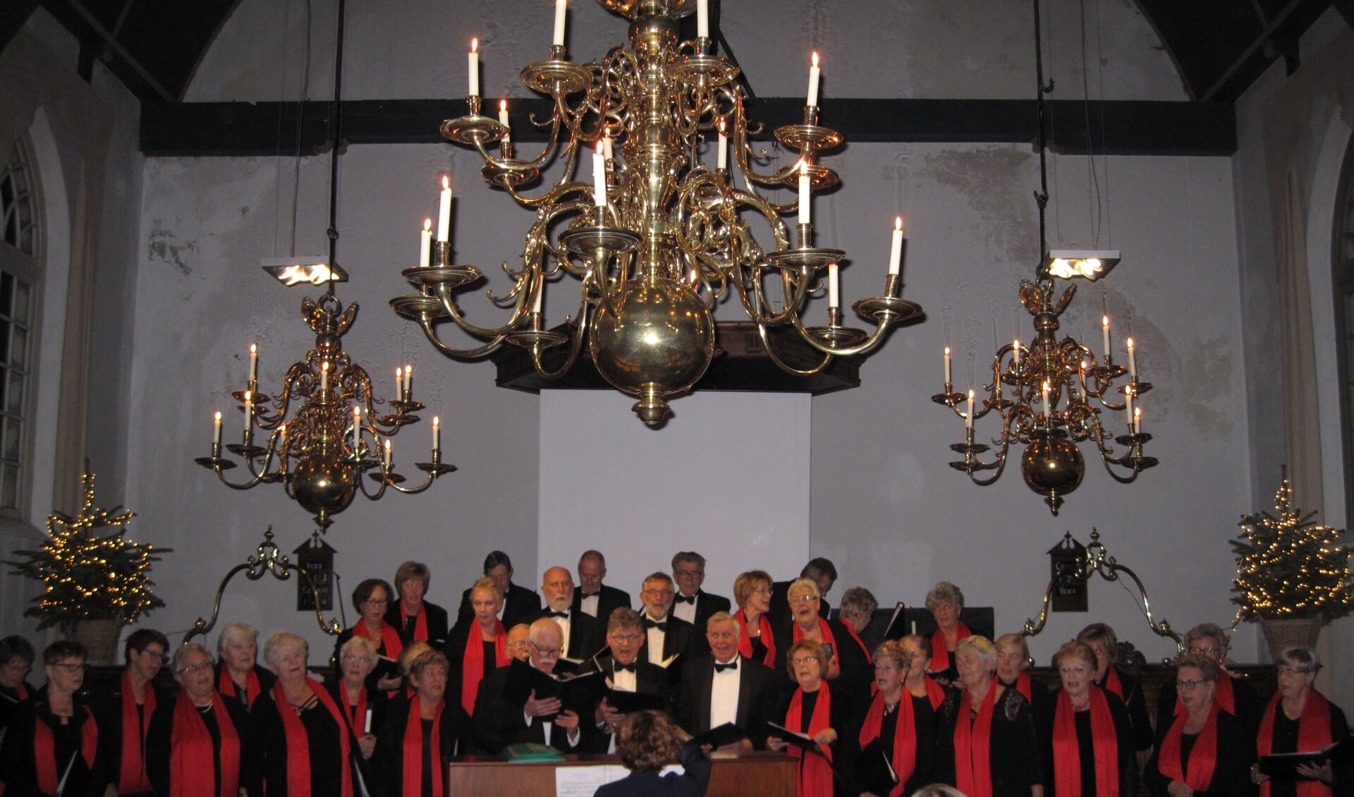 Voor de pauze gaan het koor Zang en Vriendschap en het Accordeonensemble variamuziek laten horen die bij Kerstmis past. (Foto: Jisperkerk)