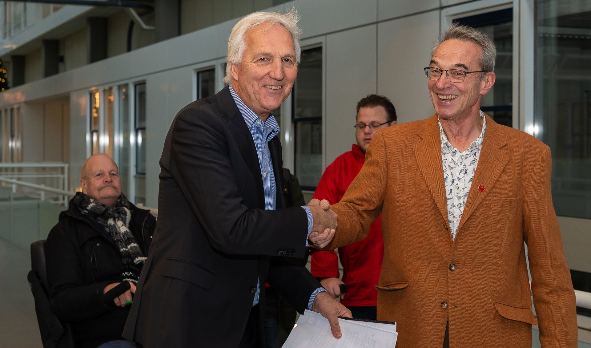 Arno Timmermans (Raad van Bestuur) neemt de petitie in ontvangst van SP's Wim Wildschut. (Foto: Han Giskes) 