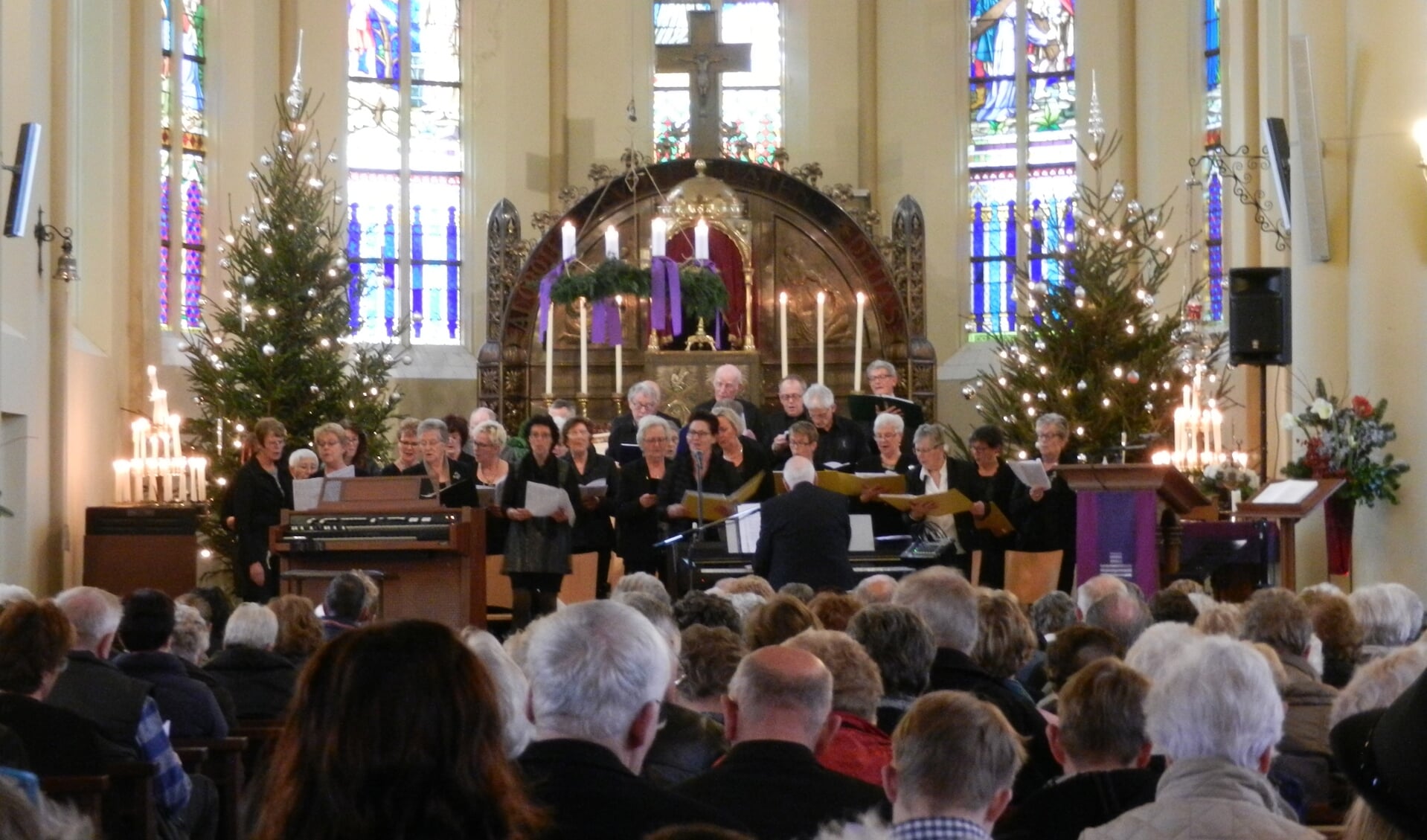 Drie koren geven gezamenlijk op 16 december een kerst sing-in in de St. Jans Geboortekerk in Hoogwoud. (Foto: aangeleverd)