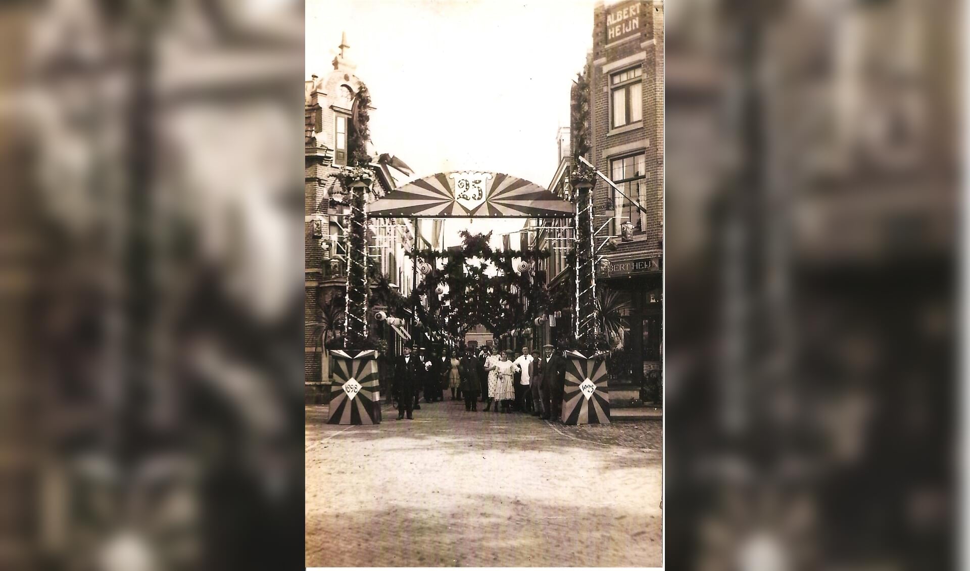 Padjedijk feestelijk versierd in 1923. (Foto: uit archief VHP)