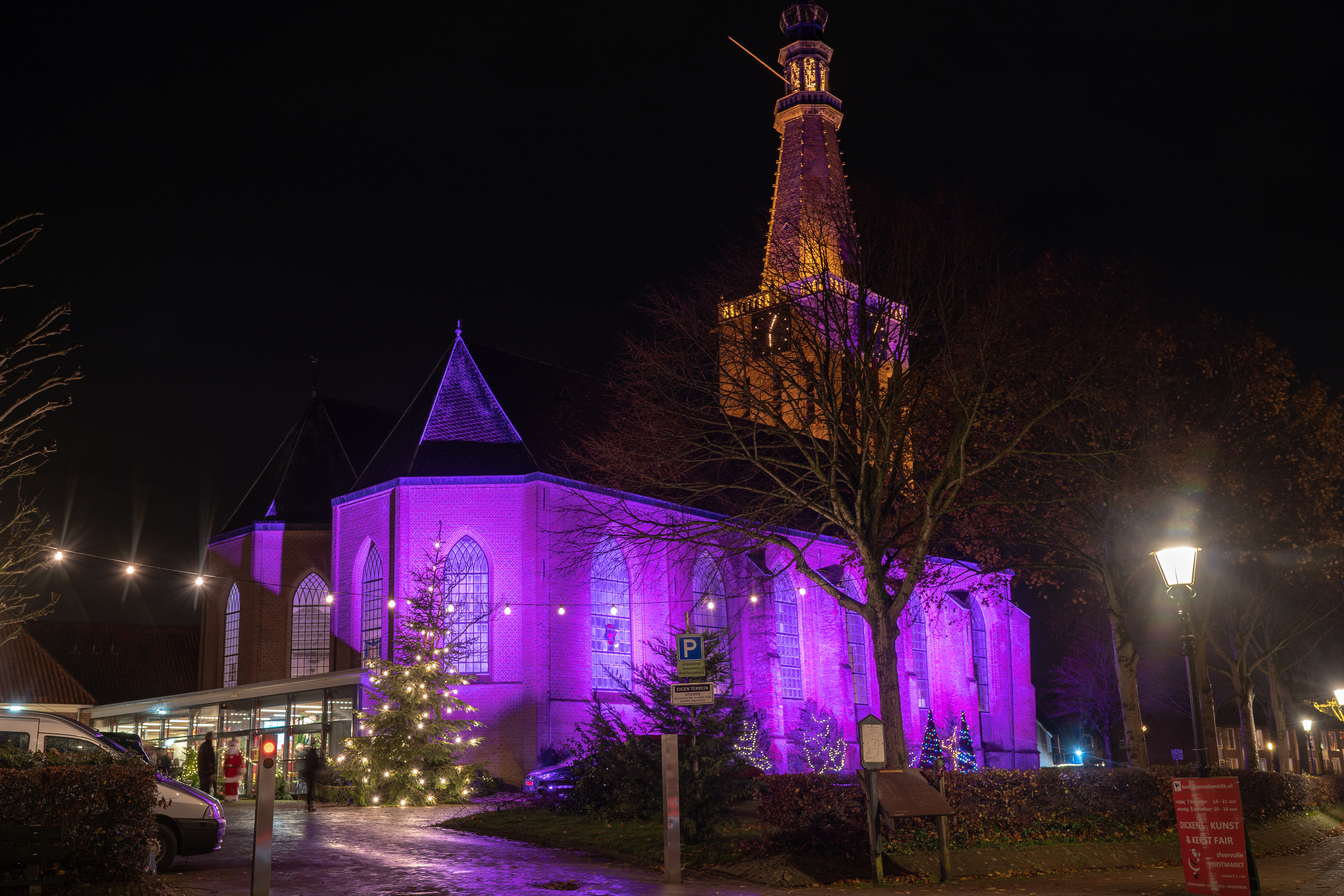 De prachtig verlichte Bonifaciuskerk in Medemblik, door Pieter Ratten. (Foto: Pascal van As)