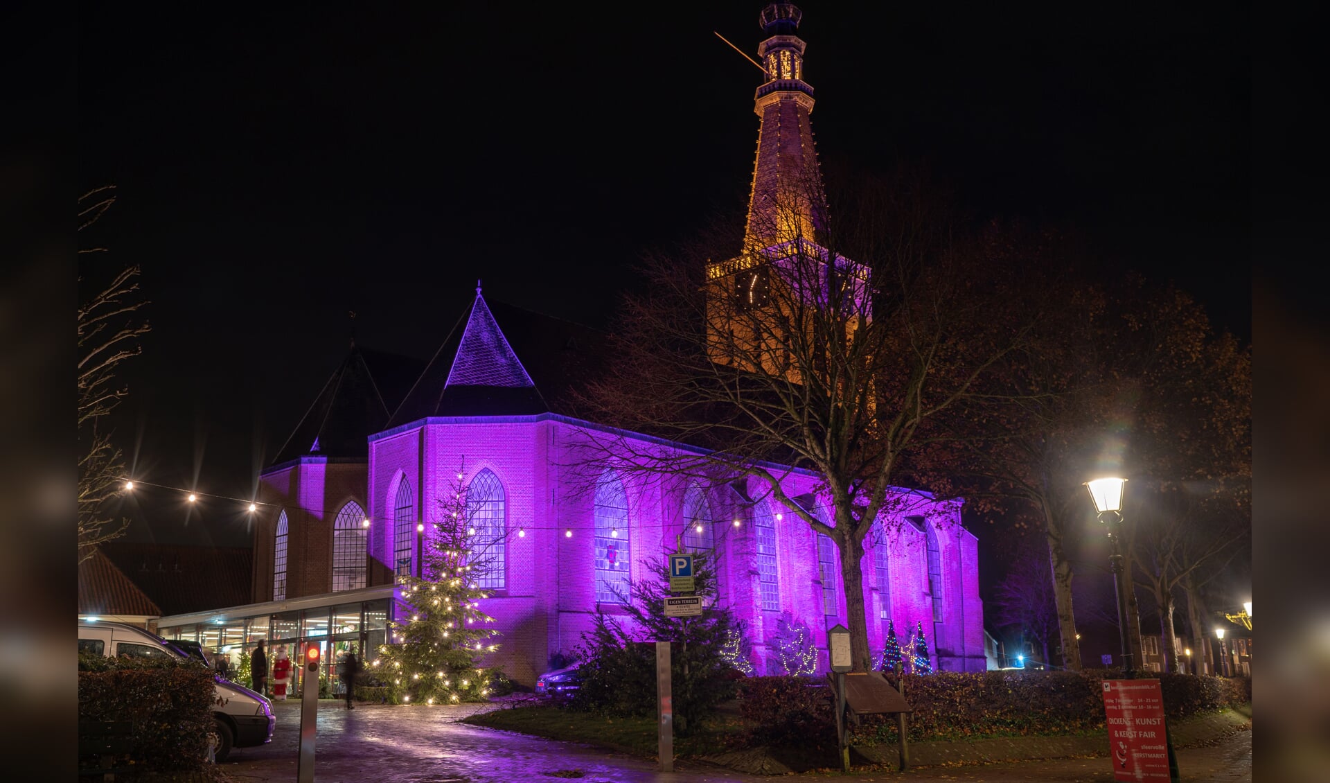 De prachtig verlichte Bonifaciuskerk in Medemblik, door Pieter Ratten. (Foto: Pascal van As)