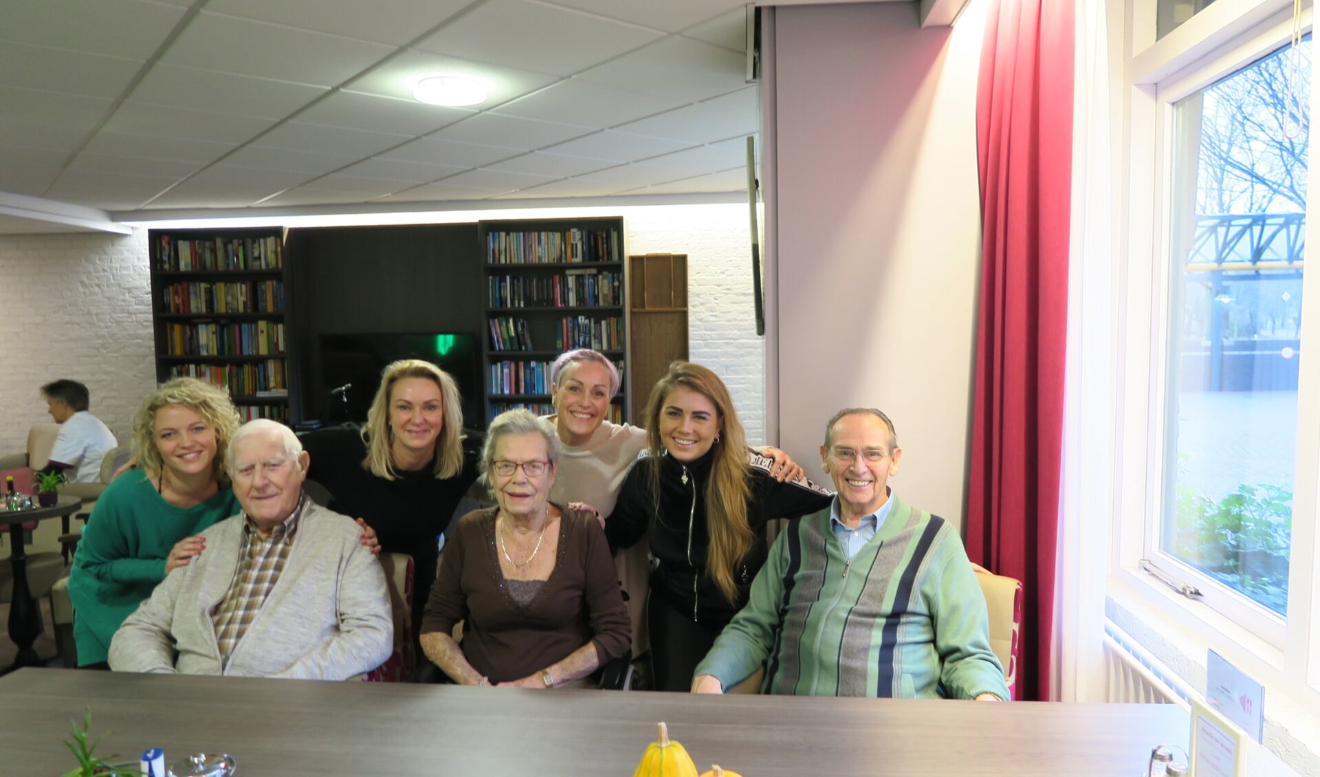 De vier actieve onderneemsters samen met enkele bewoners van Huis ter Wijck. (FOTO: AANGELEVERD)