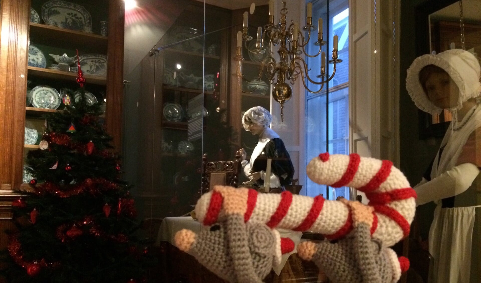 In de Weeshuiskamer  van Museum Haarlem is een geheimzinnige kist met kleding van vroeger. De kinderen kunnen zich als een echt weeskind verkleden. (Foto: Aangeleverd) 