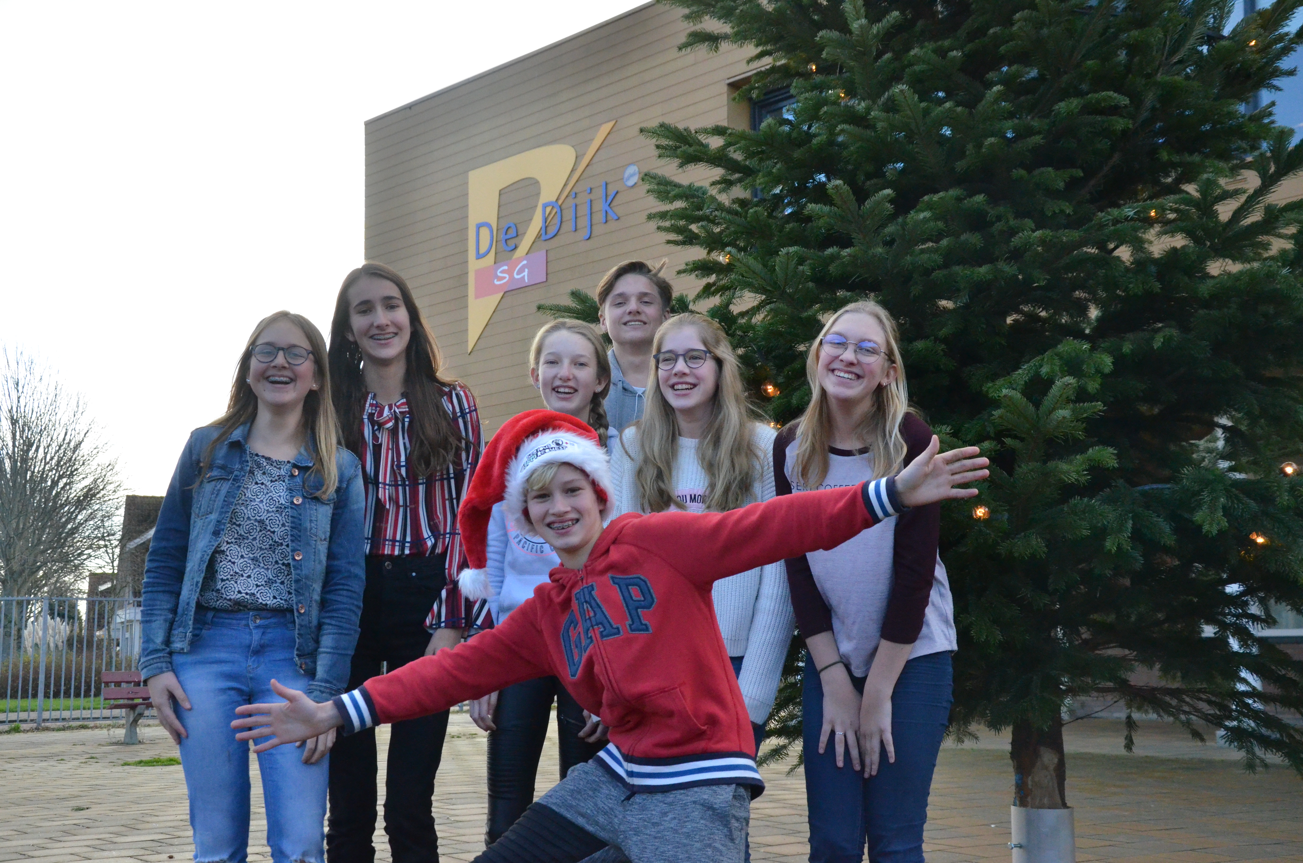 Het Serious Request kerstkoor van SG De Dijk zingt woensdag 19 december tussen 14.30 en 17.00 uur in Valbrug. (Foto: aangeleverd)