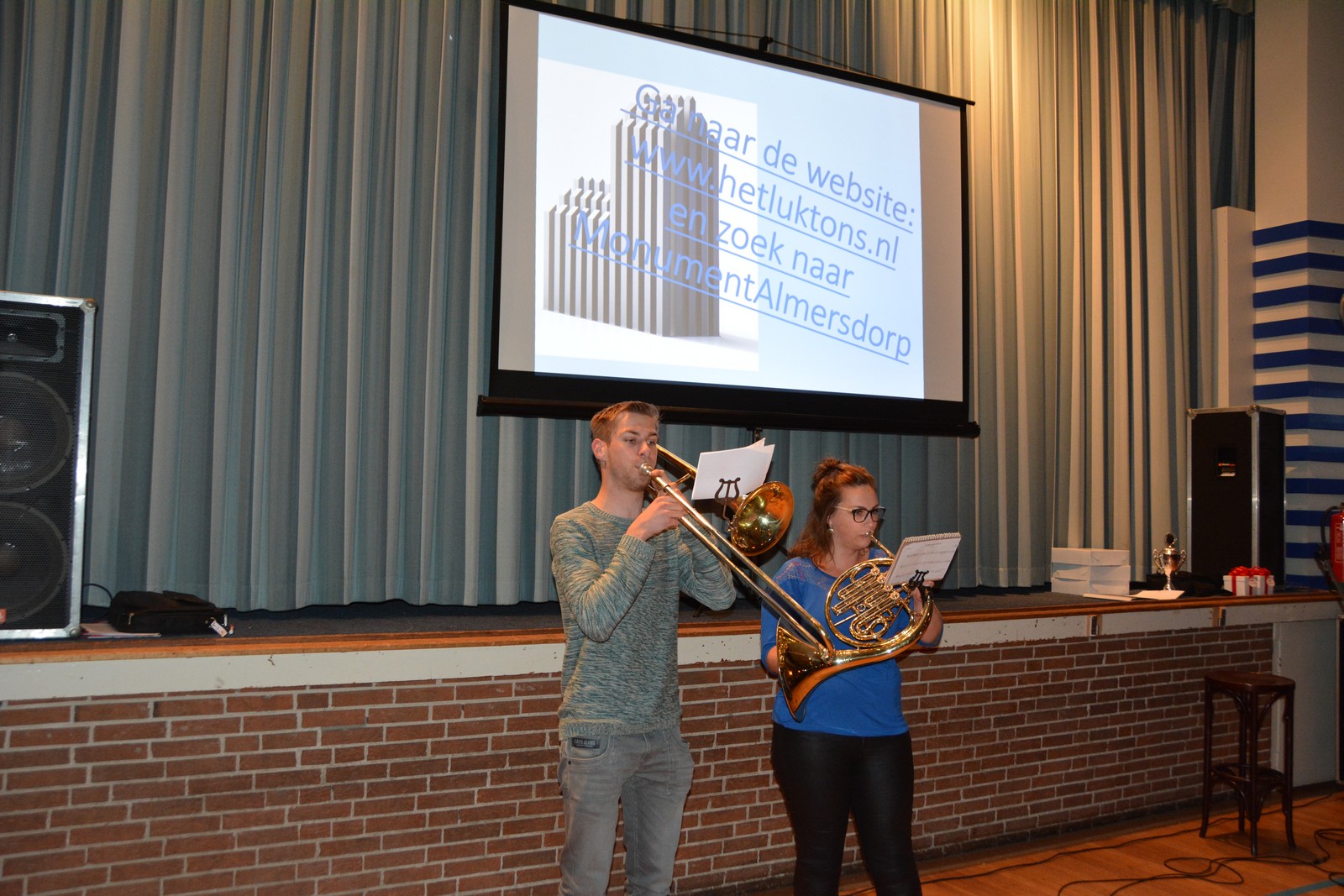 Tom Kok en Michelle Meurs zorgen voor feestelijke klanken bij de start van de geldinzamelingsactie voor het monument. (Foto: Willem Zwier)