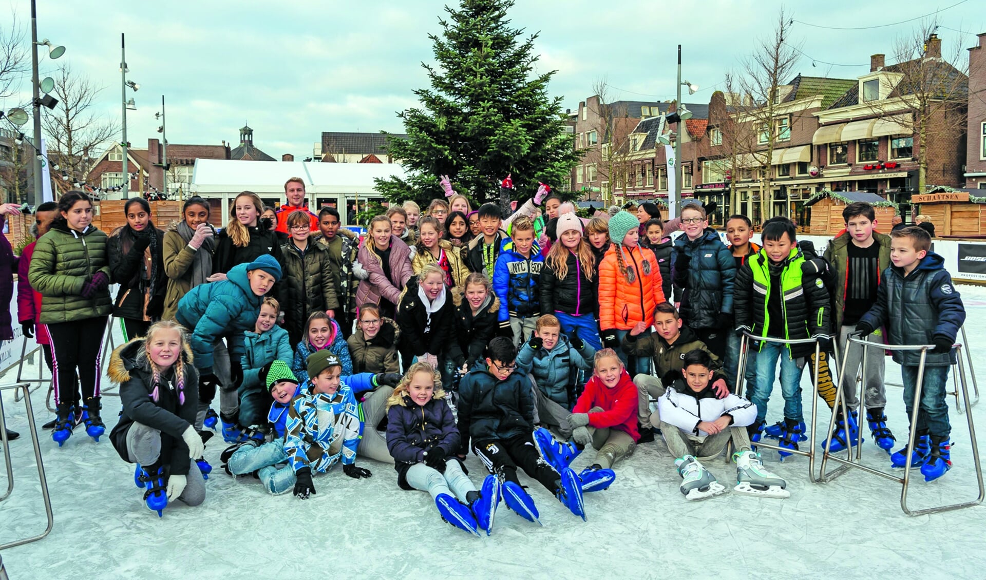 De leerlingen van de groepen 6 en 7 poseerden wat graag op het Winters Purmerend-ijs. (Foto: Han Giskes) 