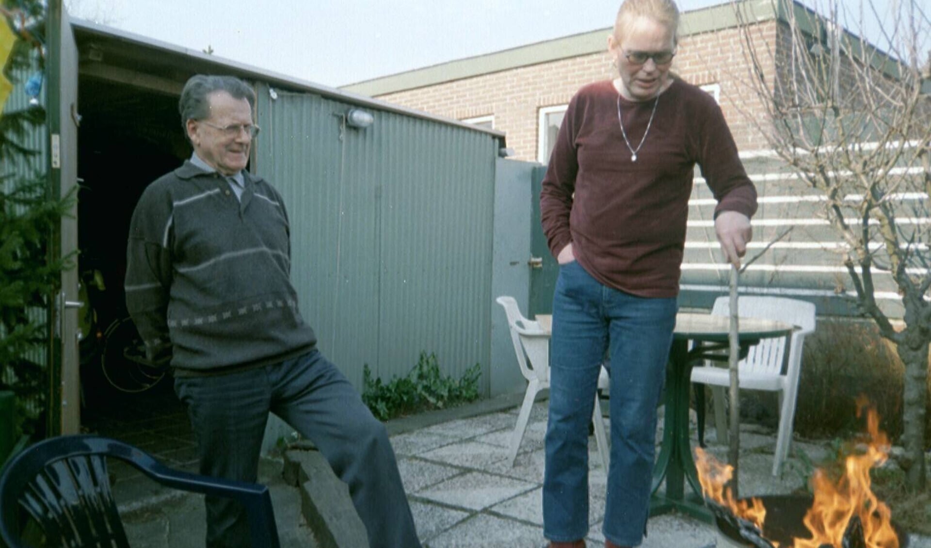 Lucienne met haar inmiddels overleden schoonvader. (Foto: aangeleverd)  INZET:  De omslag van Lucienne's boek, hier als Luuk. (Foto's aangeleverd)