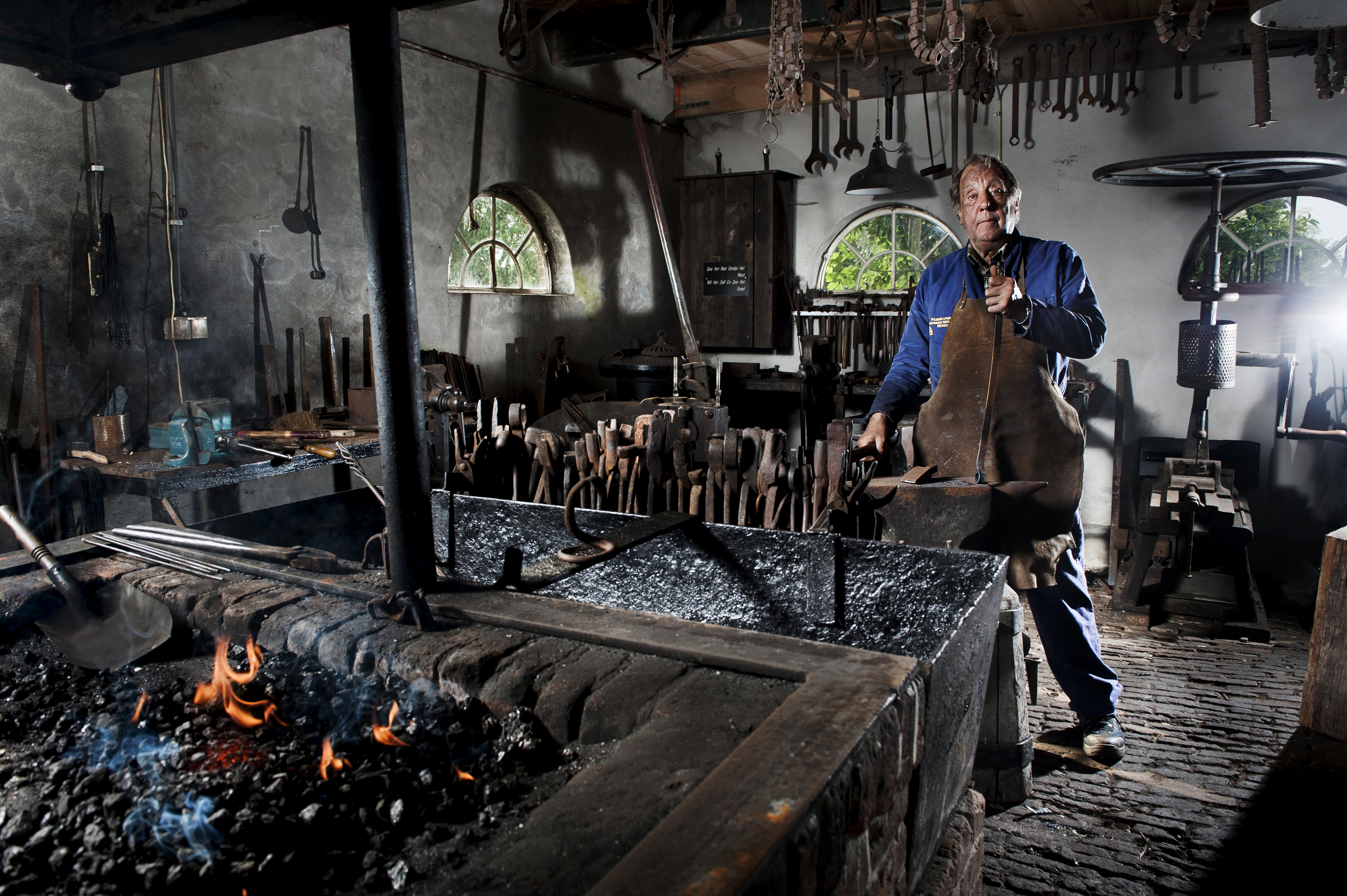 De smid vertoont, tijdens de kerstvakantie, zijn kunsten in het Stoommachinemuseum. (Foto: aangeleverd)