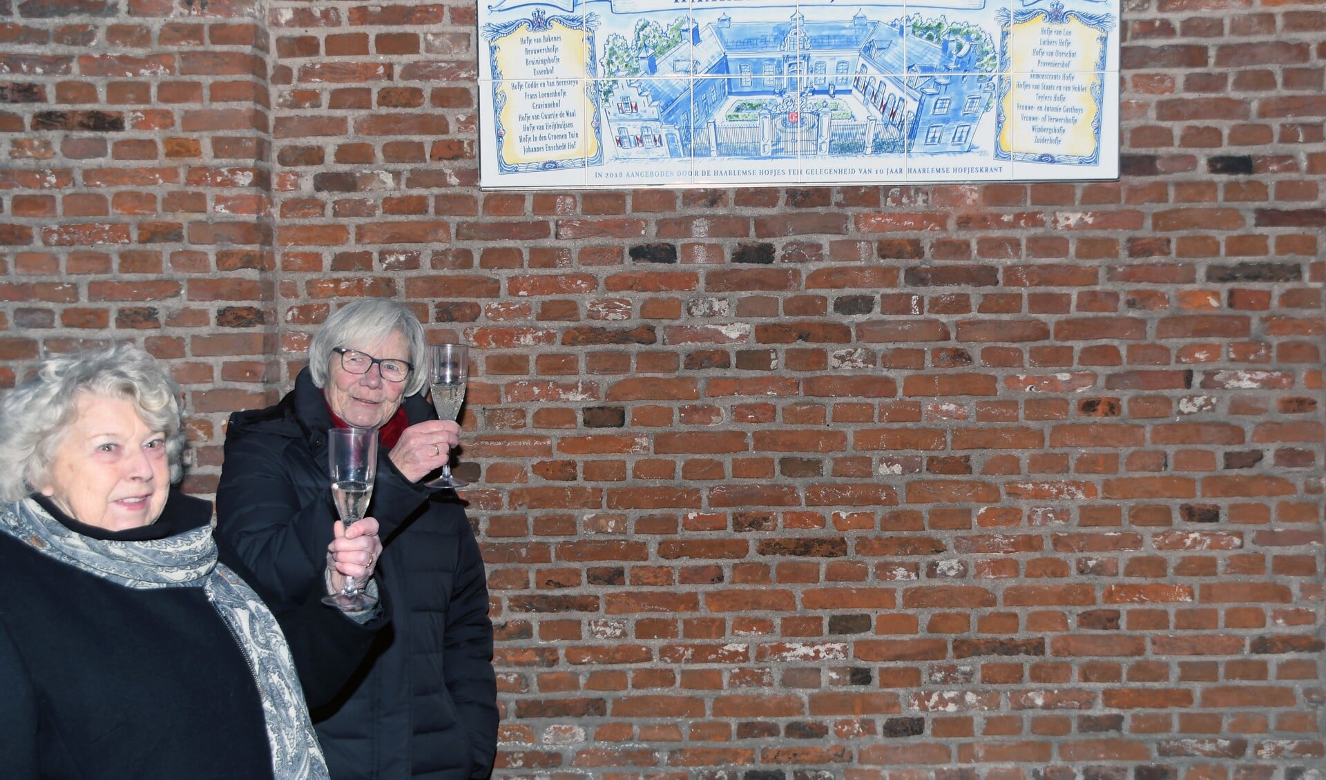 Rie Neehus en Ena Govers, bewoonsters van het Frans Loenenhofje. (Foto: Onno Hulshof)