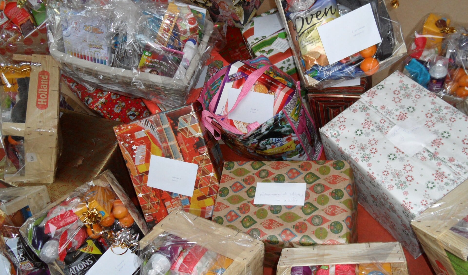 Scholieren hielp de afgelopen weken fanatiek mee met het verzamelen van levensmiddelen en het inpakken van kerstpakketten. (Foto: Present Zaanstreek)