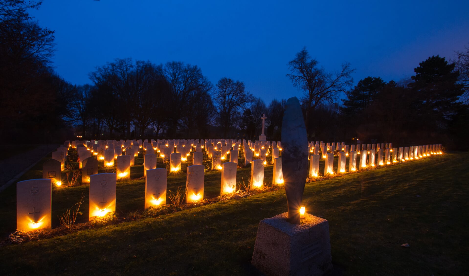 Net als vorig jaar worden ook dit jaar weer de oorlogsgraven op de begraafplaats in Bergen in het licht gezet. (Foto: aangeleverd) 
