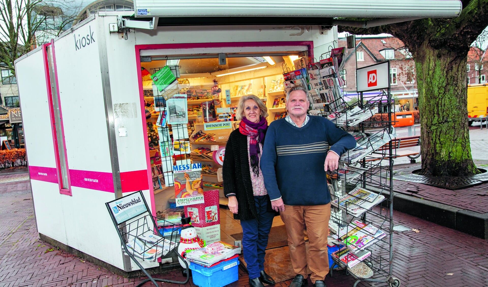 Jan en Gerda Keesen stoppen na 37 jaar met hun kiosk op het Plein. (Foto: Vindent de Vries/ RM)