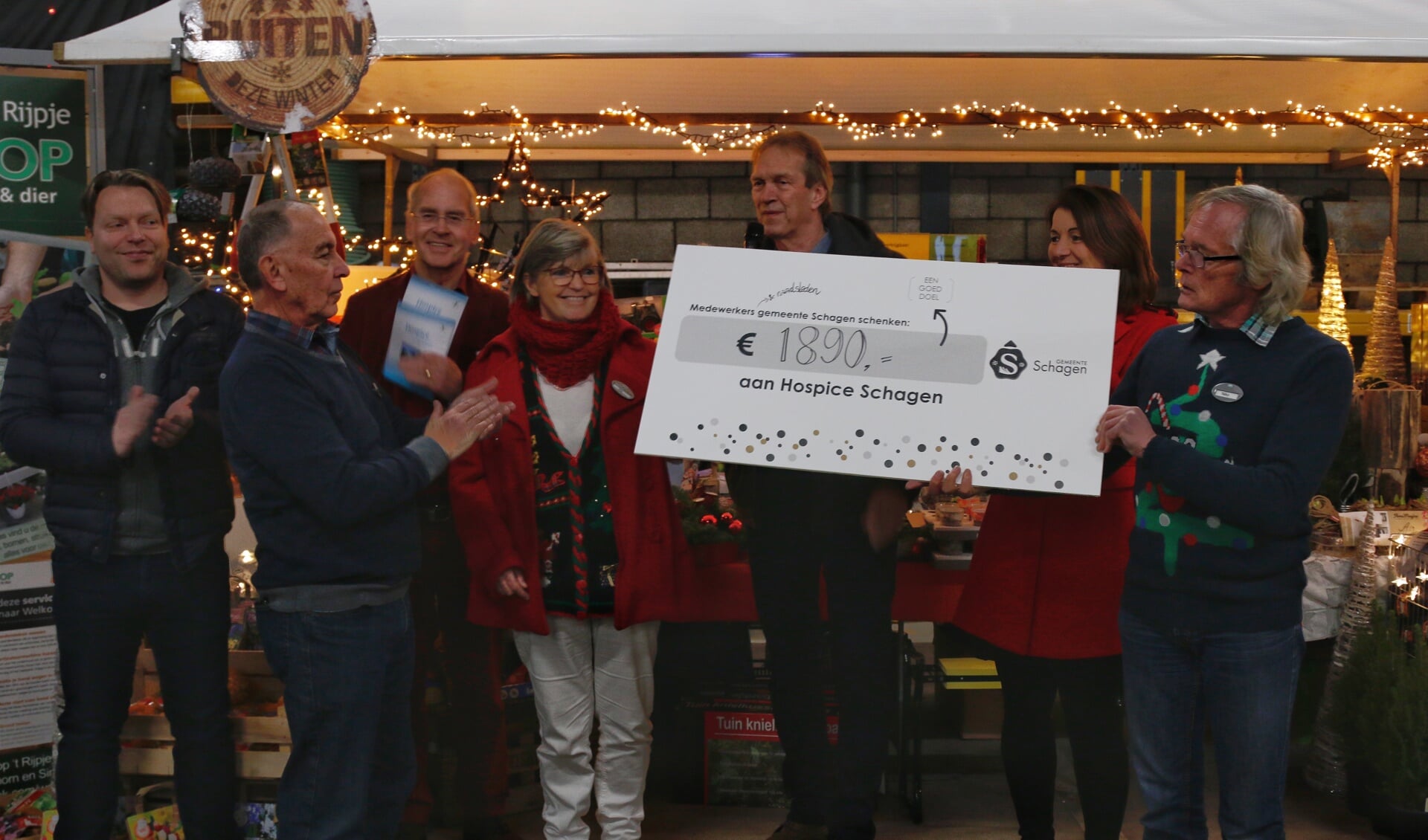 Ambtenaren van gemeente Schagen doneerden hun kerstpakket aan Hospice Schagen. (Foto: gemeente Schagen)