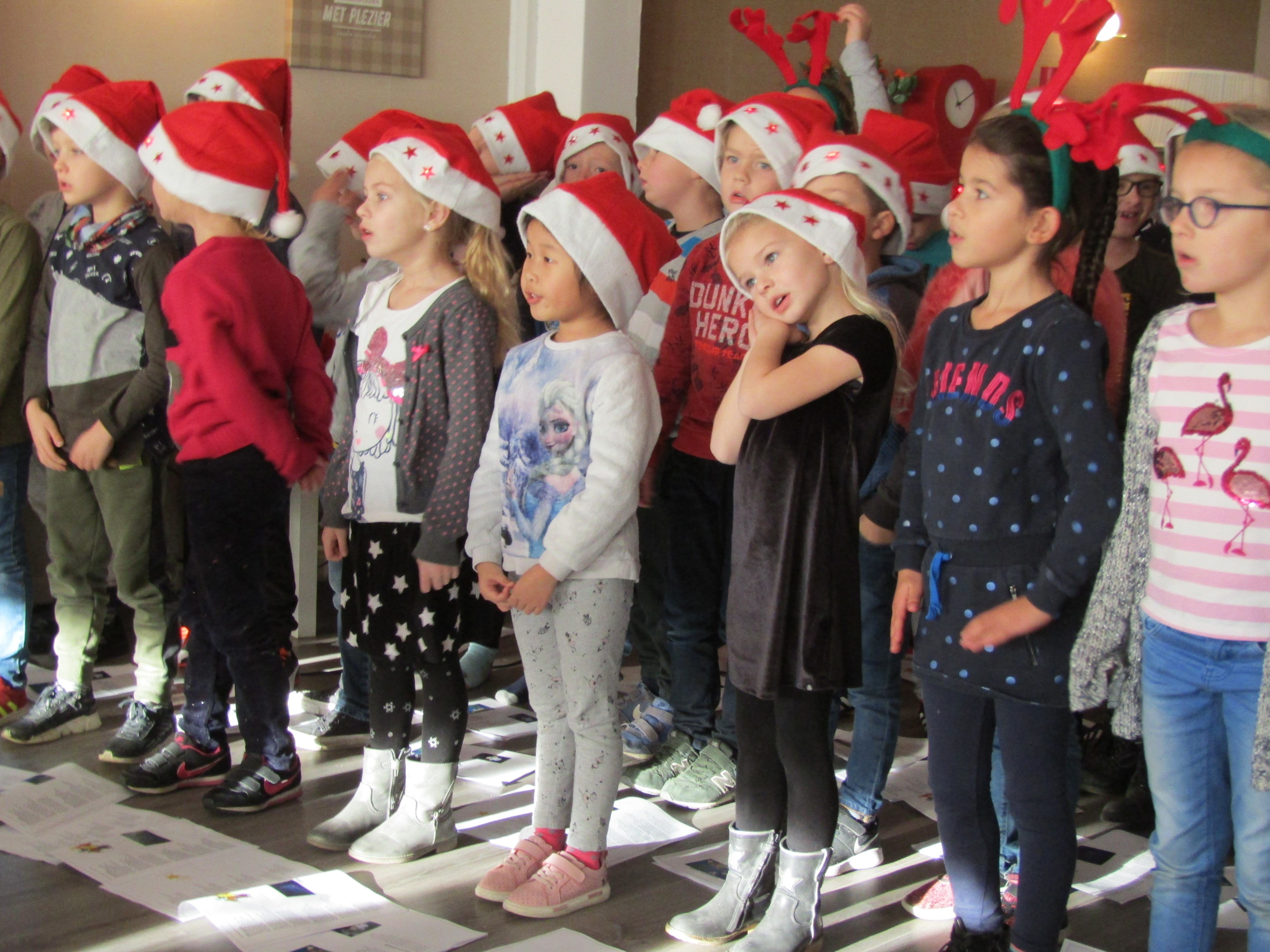 Kinderen groep 3 en 4 van WormerWieken zingen voor ouderen van Senioren Plezier. (Foto: aangeleverd)