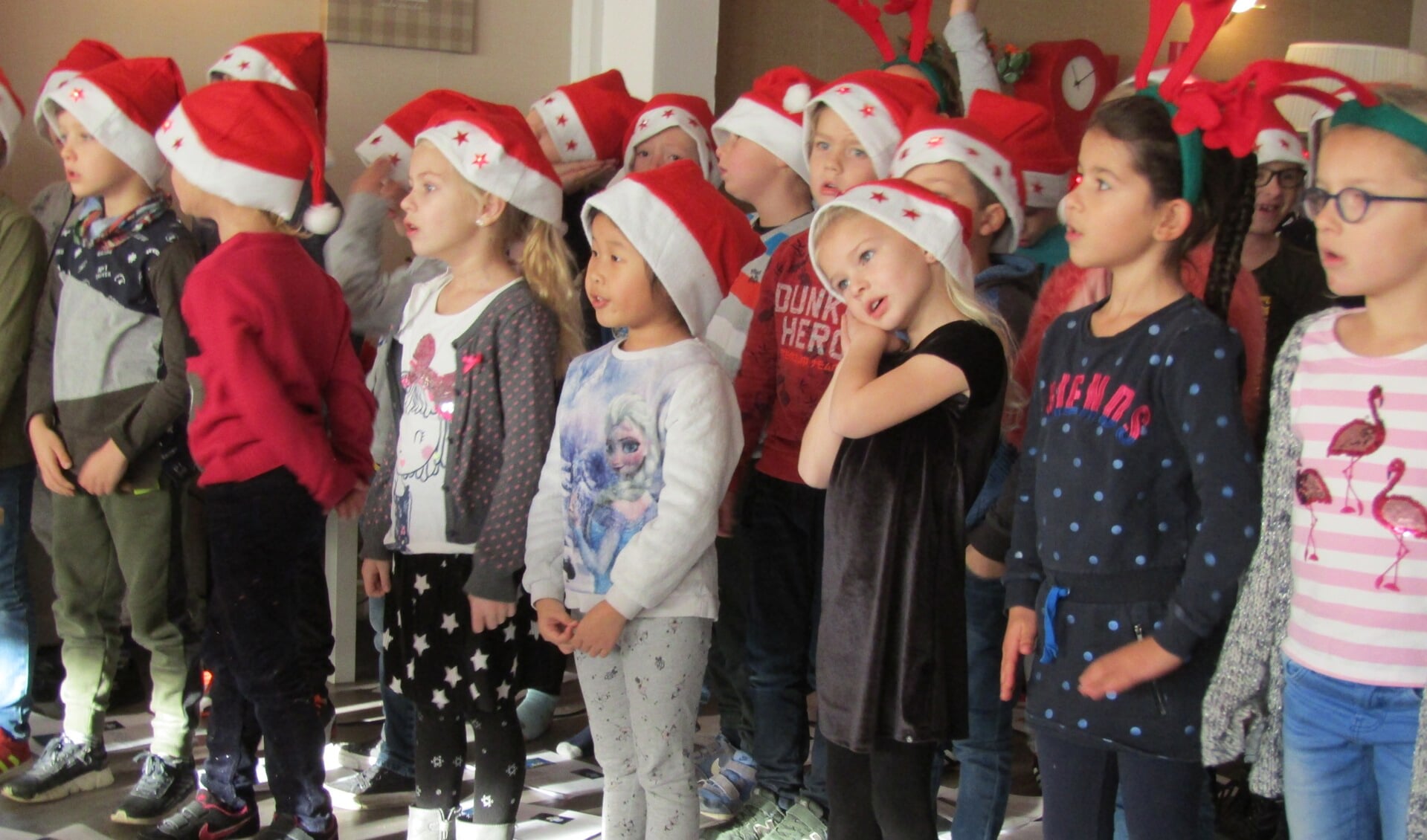 Kinderen groep 3 en 4 van WormerWieken zingen voor ouderen van Senioren Plezier. (Foto: aangeleverd)