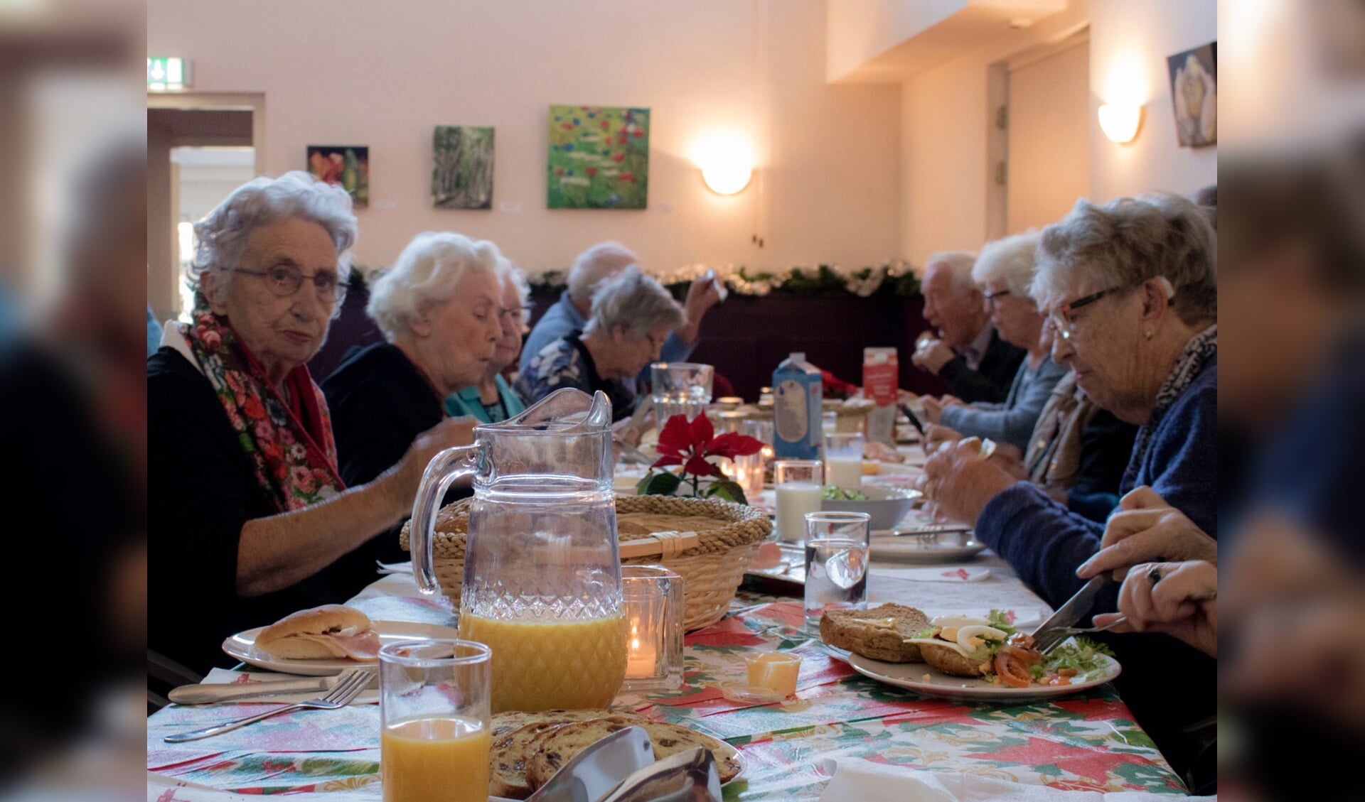  In de Huiskamer van het Wijksteunpunt kwamen ruim 25 ouderen samen voor een lunch. (foto: Aangeleverd)