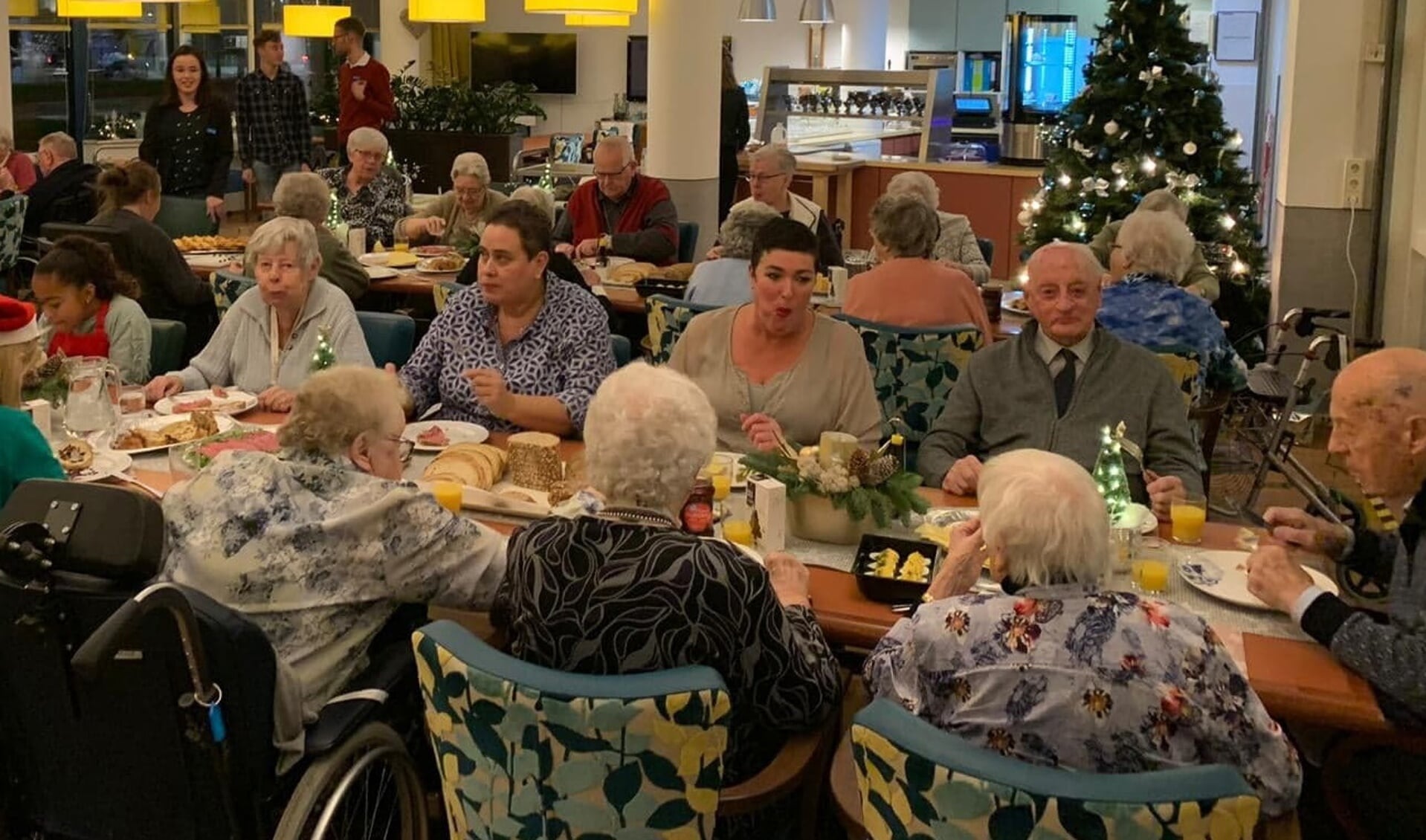 Waardse senioren genieten zichtbaar van het geheel verzorgde kerstdiner. (Foto: aangeleverd)