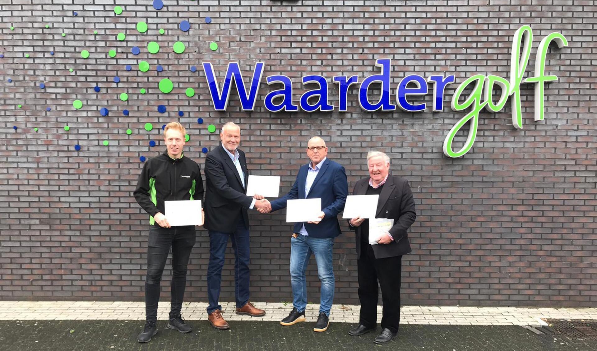 De certificaten worden door leden van de VSG, de heren Bultman en Verbaan, uitgereikt aan de directeur Heerhugowaard Sport NV Adri van Excel en de beheerder sportaccommodaties Danny de Boer. (Foto: aangeleverd)