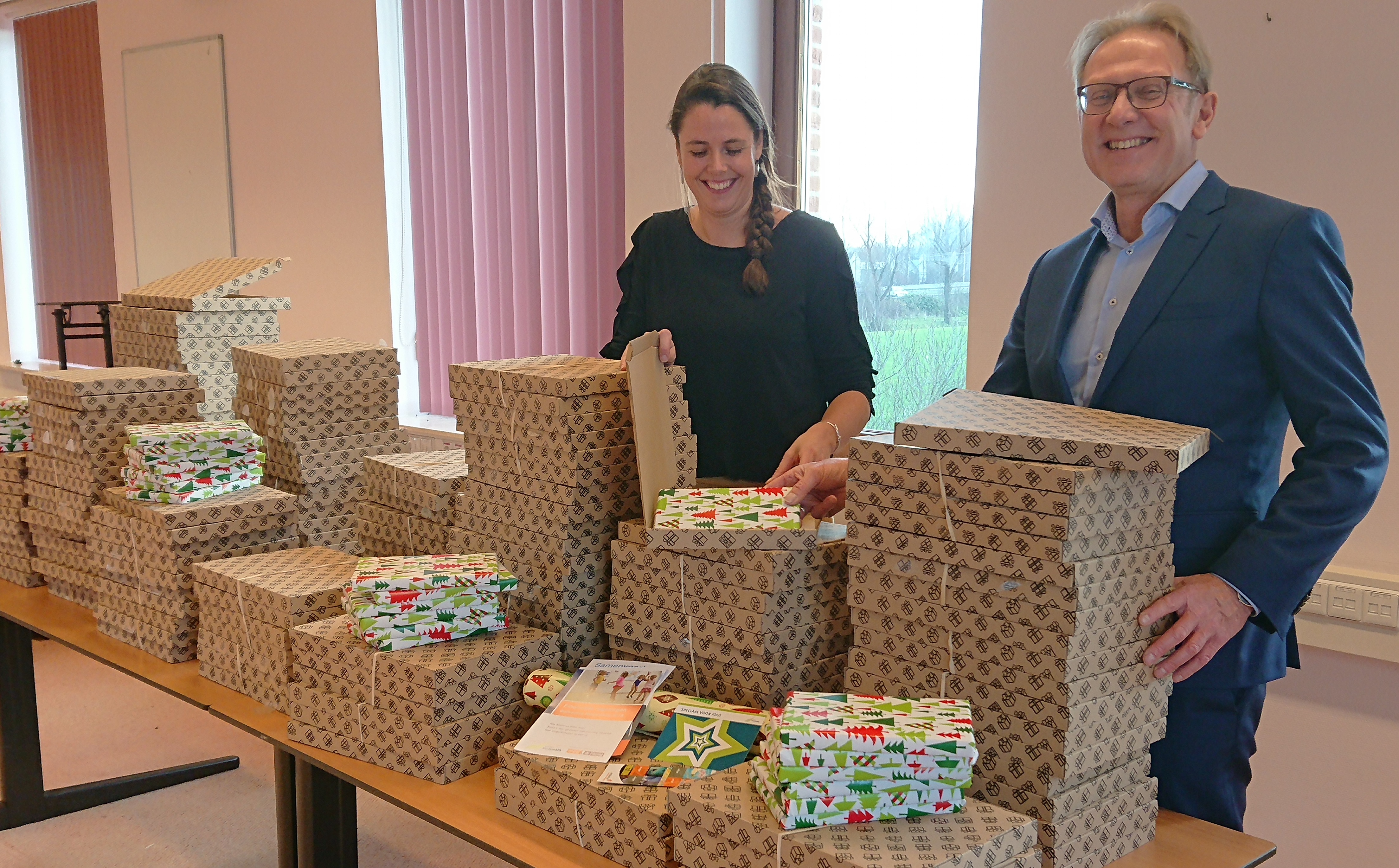 Beleidsmedewerker Loes Kamma en wethouder Dirk Kuipers van de gemeente Medemblik. (Foto: gemeente Medemblik)